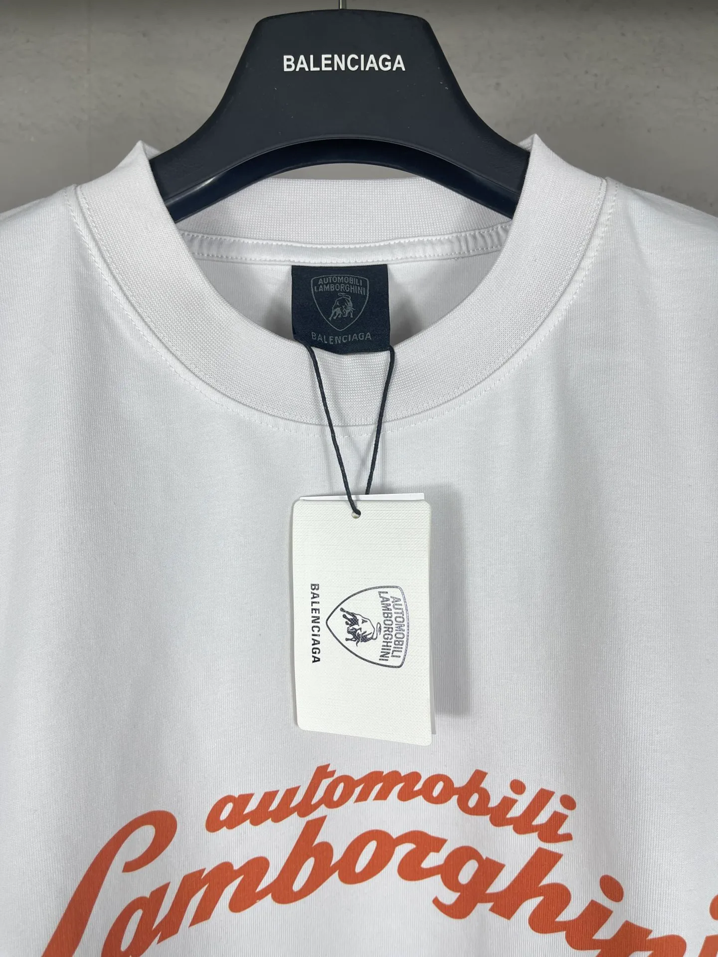 🅿️190 real photos [Top version. Official website quality] BALENCI*GA/Paris co-branded Lamborghini Lamborghini front and back left and right sleeves direct-injection printed short-sleeved T-shirt # SS25 latest model. Research and development at the first time, different market currencies. Comparisons welcome. The fabric is made of Paris ZP custom-woven and dyed cotton double yarn. Weighing 260 grams, the cloth surface is clean. The cloth pattern is clear, soft and comfortable. The threads are dyed with no color difference. Printing adopts computer direct printing. The pattern letters are clear, three-dimensional and without burrs. Jubie market produces pictures based on pictures. Welcome to compare. The version adopts OS loose shoulder design. Same style for men and women. Code: BL253630 Color: white gray, black, apricot Size: XS S M L
