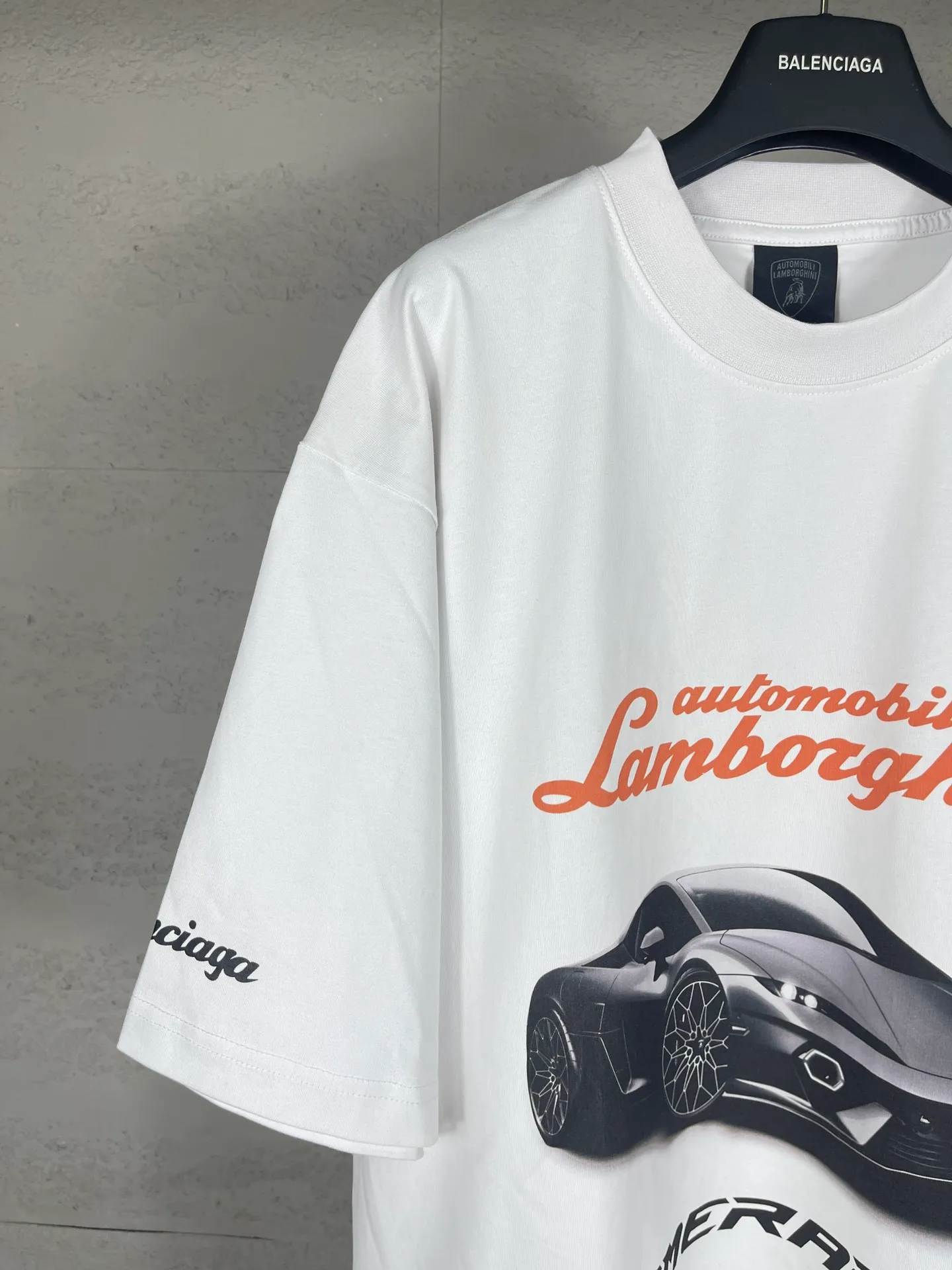 🅿️190 real photos [Top version. Official website quality] BALENCI*GA/Paris co-branded Lamborghini Lamborghini front and back left and right sleeves direct-injection printed short-sleeved T-shirt # SS25 latest model. Research and development at the first time, different market currencies. Comparisons welcome. The fabric is made of Paris ZP custom-woven and dyed cotton double yarn. Weighing 260 grams, the cloth surface is clean. The cloth pattern is clear, soft and comfortable. The threads are dyed with no color difference. Printing adopts computer direct printing. The pattern letters are clear, three-dimensional and without burrs. Jubie market produces pictures based on pictures. Welcome to compare. The version adopts OS loose shoulder design. Same style for men and women. Code: BL253630 Color: white gray, black, apricot Size: XS S M L