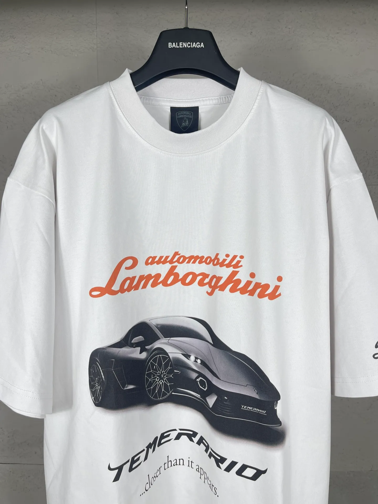 🅿️190 real photos [Top version. Official website quality] BALENCI*GA/Paris co-branded Lamborghini Lamborghini front and back left and right sleeves direct-injection printed short-sleeved T-shirt # SS25 latest model. Research and development at the first time, different market currencies. Comparisons welcome. The fabric is made of Paris ZP custom-woven and dyed cotton double yarn. Weighing 260 grams, the cloth surface is clean. The cloth pattern is clear, soft and comfortable. The threads are dyed with no color difference. Printing adopts computer direct printing. The pattern letters are clear, three-dimensional and without burrs. Jubie market produces pictures based on pictures. Welcome to compare. The version adopts OS loose shoulder design. Same style for men and women. Code: BL253630 Color: white gray, black, apricot Size: XS S M L
