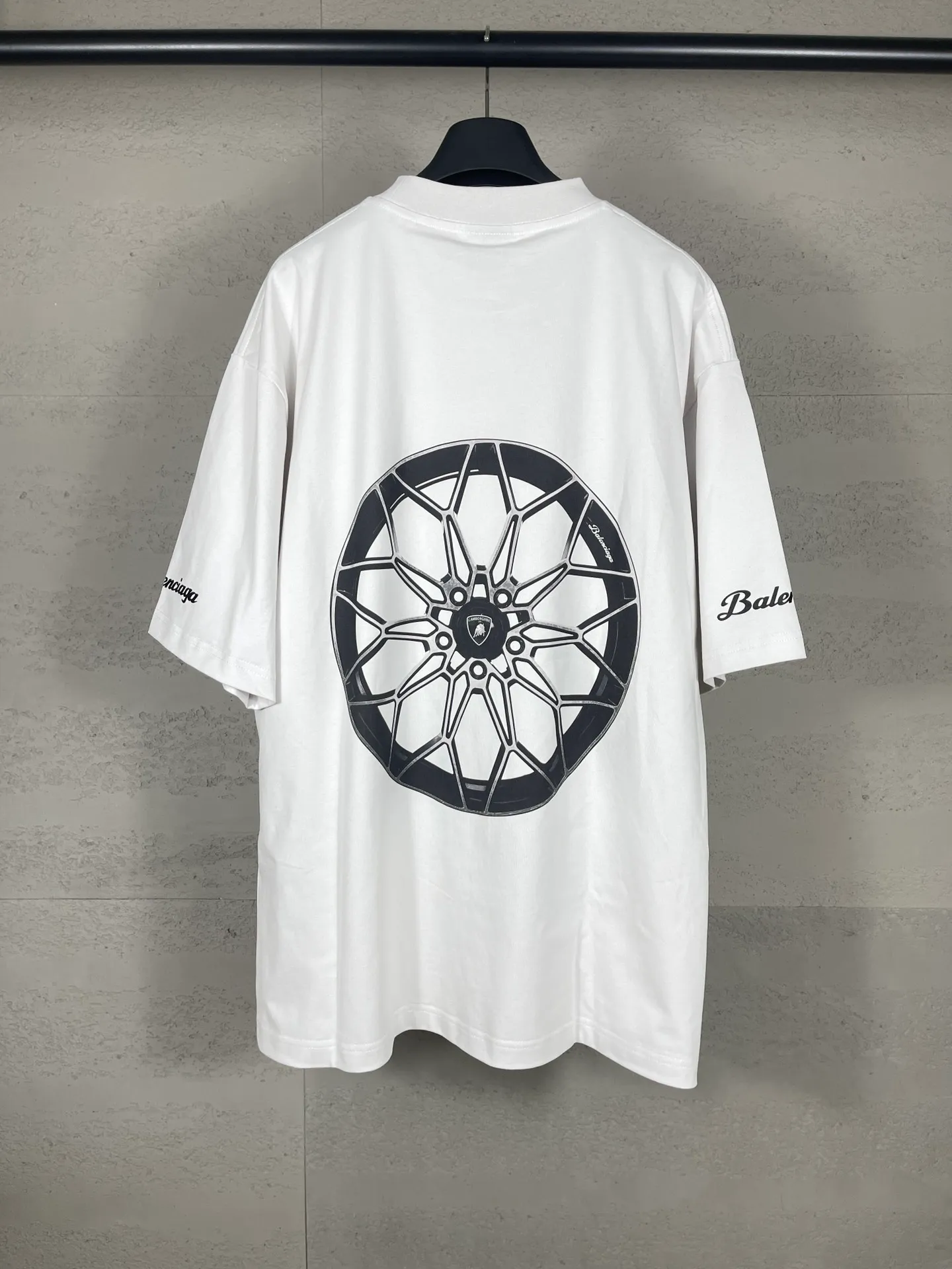 🅿️190 real photos [Top version. Official website quality] BALENCI*GA/Paris co-branded Lamborghini Lamborghini front and back left and right sleeves direct-injection printed short-sleeved T-shirt # SS25 latest model. Research and development at the first time, different market currencies. Comparisons welcome. The fabric is made of Paris ZP custom-woven and dyed cotton double yarn. Weighing 260 grams, the cloth surface is clean. The cloth pattern is clear, soft and comfortable. The threads are dyed with no color difference. Printing adopts computer direct printing. The pattern letters are clear, three-dimensional and without burrs. Jubie market produces pictures based on pictures. Welcome to compare. The version adopts OS loose shoulder design. Same style for men and women. Code: BL253630 Color: white gray, black, apricot Size: XS S M L