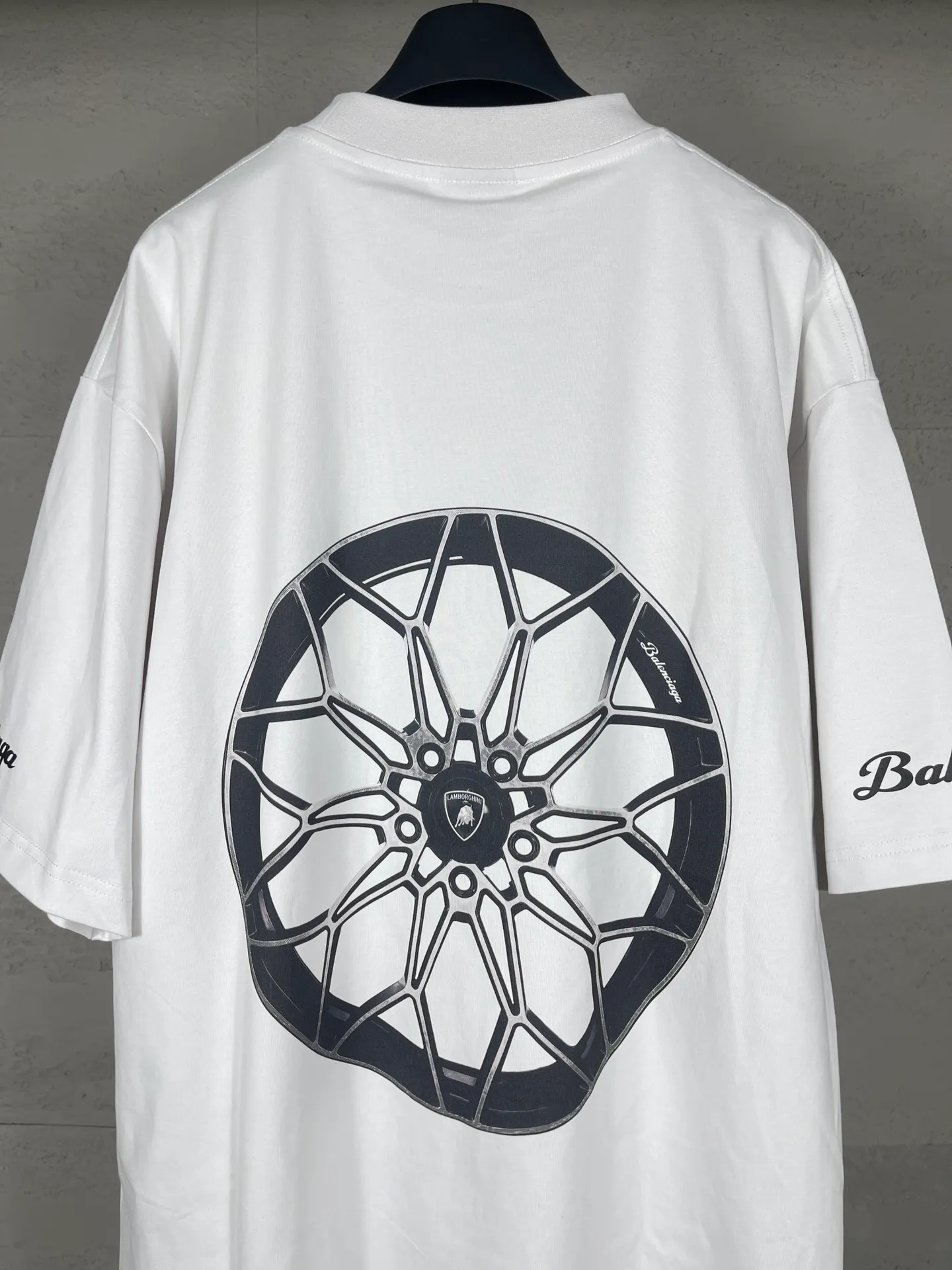 🅿️190 real photos [Top version. Official website quality] BALENCI*GA/Paris co-branded Lamborghini Lamborghini front and back left and right sleeves direct-injection printed short-sleeved T-shirt # SS25 latest model. Research and development at the first time, different market currencies. Comparisons welcome. The fabric is made of Paris ZP custom-woven and dyed cotton double yarn. Weighing 260 grams, the cloth surface is clean. The cloth pattern is clear, soft and comfortable. The threads are dyed with no color difference. Printing adopts computer direct printing. The pattern letters are clear, three-dimensional and without burrs. Jubie market produces pictures based on pictures. Welcome to compare. The version adopts OS loose shoulder design. Same style for men and women. Code: BL253630 Color: white gray, black, apricot Size: XS S M L