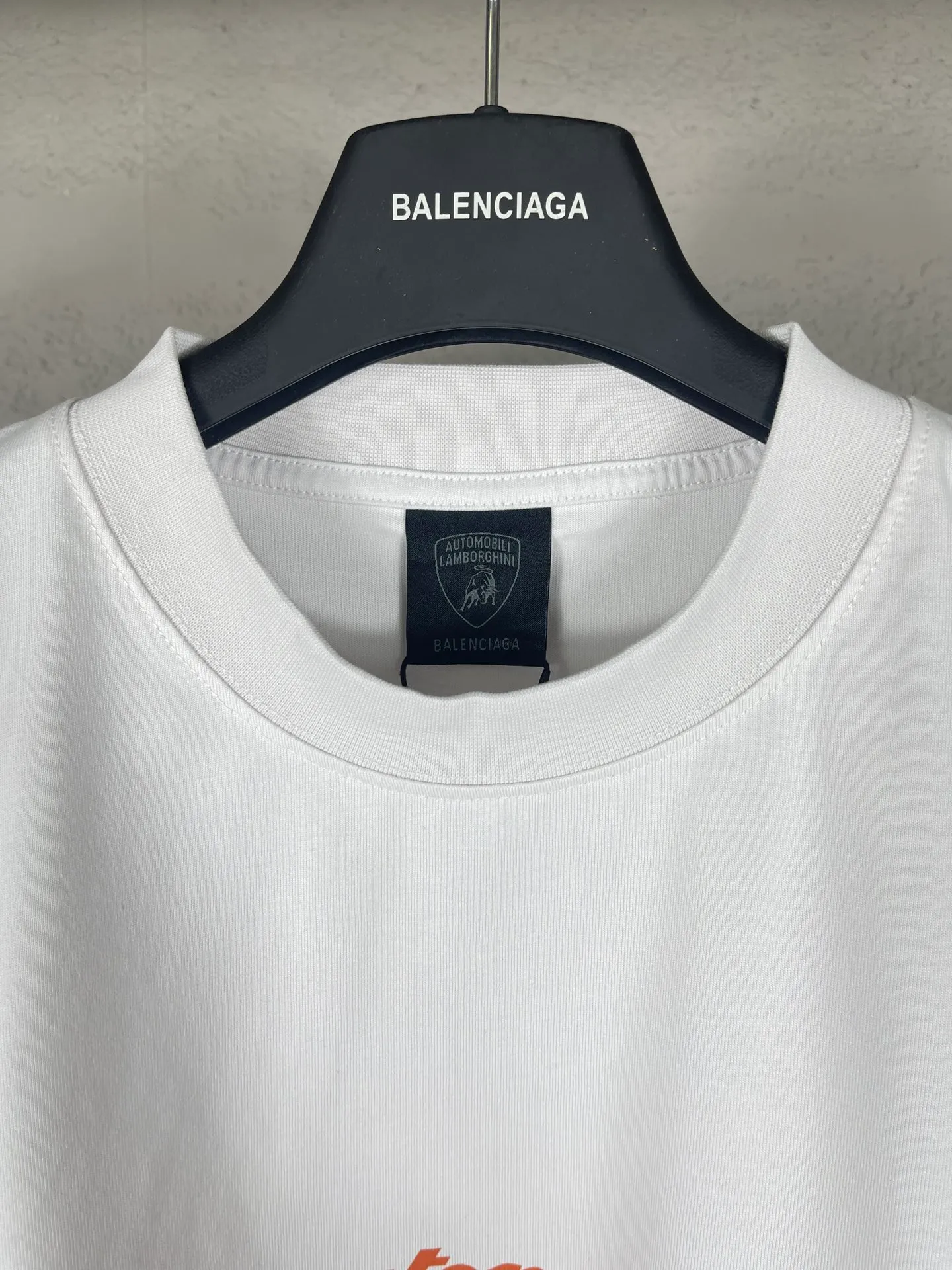 🅿️190 real photos [Top version. Official website quality] BALENCI*GA/Paris co-branded Lamborghini Lamborghini front and back left and right sleeves direct-injection printed short-sleeved T-shirt # SS25 latest model. Research and development at the first time, different market currencies. Comparisons welcome. The fabric is made of Paris ZP custom-woven and dyed cotton double yarn. Weighing 260 grams, the cloth surface is clean. The cloth pattern is clear, soft and comfortable. The threads are dyed with no color difference. Printing adopts computer direct printing. The pattern letters are clear, three-dimensional and without burrs. Jubie market produces pictures based on pictures. Welcome to compare. The version adopts OS loose shoulder design. Same style for men and women. Code: BL253630 Color: white gray, black, apricot Size: XS S M L