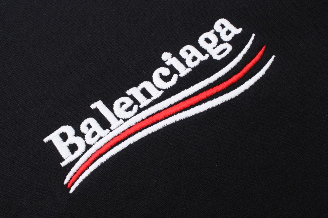 🅿️240 Detailed picture [Top version. Official website quality] BALENCI*GA/Paris #Classic style. Coke embroidered round neck sweatshirt. The fabric is made of Paris ZP custom-woven and dyed cotton sweatshirt. The weight is 450 grams. The cloth surface is clean. The cloth pattern is clear, soft and comfortable. The threads are dyed with no color difference. The classic pattern embroidery uses an imported embroidery machine, and the embroidery thread color is embroidered according to the original color. It is produced according to the pictures in the Jubie market. The letters are clear. The three-dimensional effect is strong. The version adopts the OS loose shoulder version. The same style for men and women. Coding: BL235565 Color: black, white, dark gray, blue, off-white Size: XS S M L