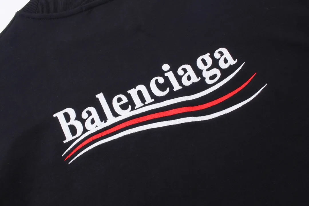 🅿️240 Detailed picture [Top version. Official website quality] BALENCI*GA/Paris #Classic style. Coke embroidered round neck sweatshirt. The fabric is made of Paris ZP custom-woven and dyed cotton sweatshirt. The weight is 450 grams. The cloth surface is clean. The cloth pattern is clear, soft and comfortable. The threads are dyed with no color difference. The classic pattern embroidery uses an imported embroidery machine, and the embroidery thread color is embroidered according to the original color. It is produced according to the pictures in the Jubie market. The letters are clear. The three-dimensional effect is strong. The version adopts the OS loose shoulder version. The same style for men and women. Coding: BL235565 Color: black, white, dark gray, blue, off-white Size: XS S M L