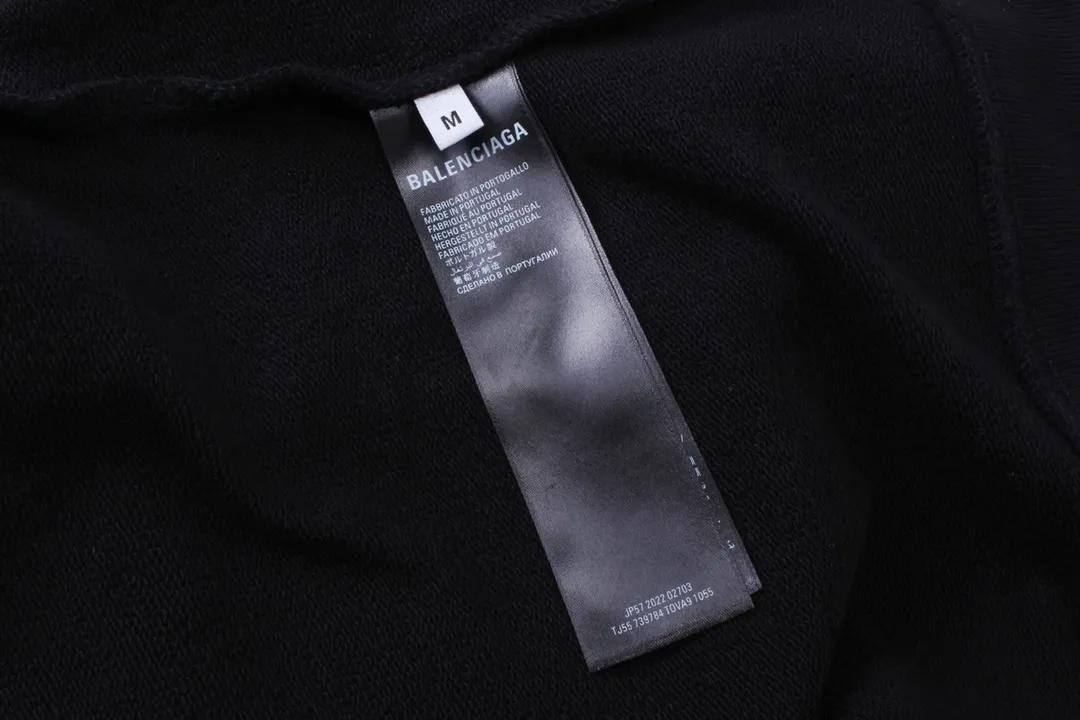 🅿️240 Detailed picture [Top version. Official website quality] BALENCI*GA/Paris #Classic style. Coke embroidered round neck sweatshirt. The fabric is made of Paris ZP custom-woven and dyed cotton sweatshirt. The weight is 450 grams. The cloth surface is clean. The cloth pattern is clear, soft and comfortable. The threads are dyed with no color difference. The classic pattern embroidery uses an imported embroidery machine, and the embroidery thread color is embroidered according to the original color. It is produced according to the pictures in the Jubie market. The letters are clear. The three-dimensional effect is strong. The version adopts the OS loose shoulder version. The same style for men and women. Coding: BL235565 Color: black, white, dark gray, blue, off-white Size: XS S M L