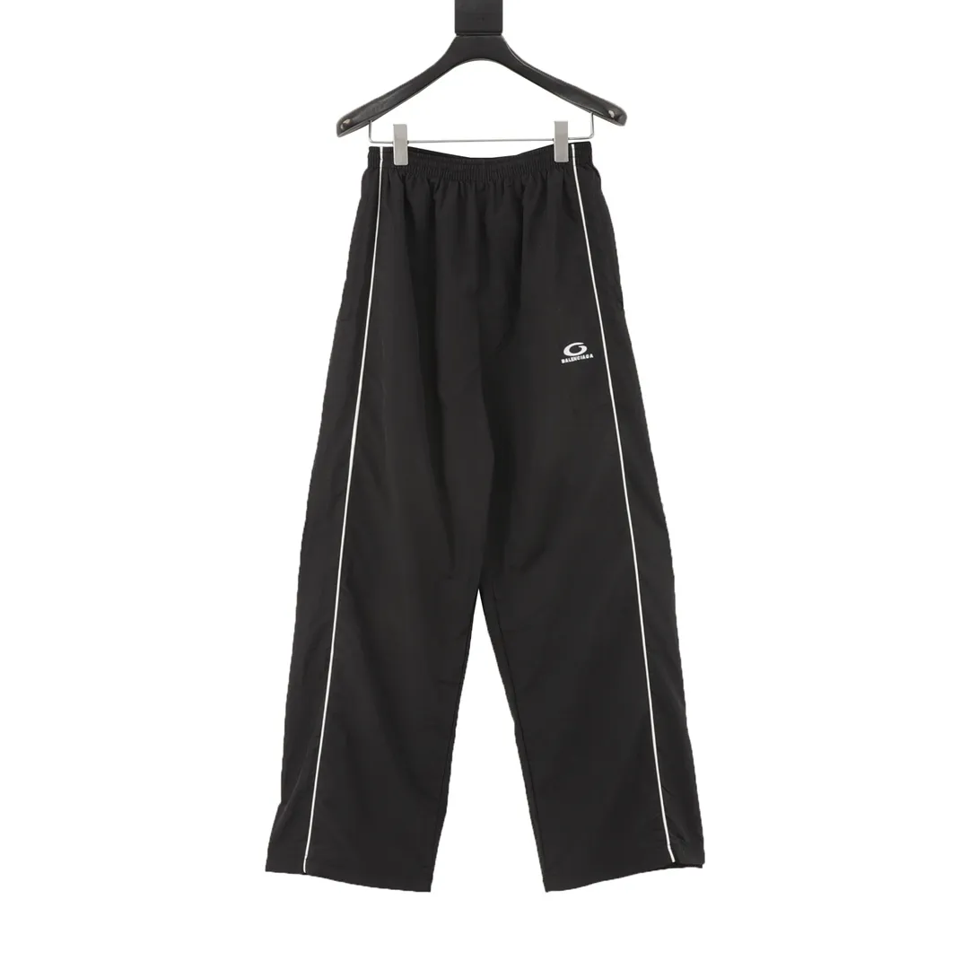 🅿️540 Balenciaga BLCG 25FW half-circle embroidered white striped sports suit trousers, light luxury, a must-have item for daily commuting for men and women, correct version, welcome to compare, detailed features · Customized matt Taslan jacket fabric · The fabric has undergone a waterproof coating process · The lining is made of three-level polyester bird's eye mesh · OS ultra-loose silhouette design · Side zipper pockets hooded design · Internal zipper pocket design · Elastic waistband design at the hem · Customized molded hardware zippers Double puller design for jackets · Tajima high-speed embroidery machine with 100,000 three-dimensional needles · Splicing and inserting technology · Zippered pockets on the side of trousers · Customized molded hardware zippers with original logo · Original main mark washed tag packaging Color: Black Size: 46-52