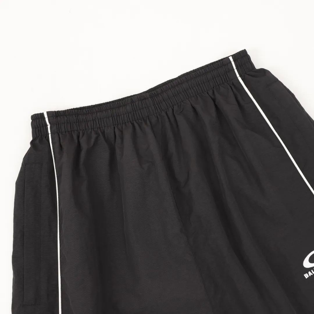 🅿️540 Balenciaga BLCG 25FW half-circle embroidered white striped sports suit trousers, light luxury, a must-have item for daily commuting for men and women, correct version, welcome to compare, detailed features · Customized matt Taslan jacket fabric · The fabric has undergone a waterproof coating process · The lining is made of three-level polyester bird's eye mesh · OS ultra-loose silhouette design · Side zipper pockets hooded design · Internal zipper pocket design · Elastic waistband design at the hem · Customized molded hardware zippers Double puller design for jackets · Tajima high-speed embroidery machine with 100,000 three-dimensional needles · Splicing and inserting technology · Zippered pockets on the side of trousers · Customized molded hardware zippers with original logo · Original main mark washed tag packaging Color: Black Size: 46-52