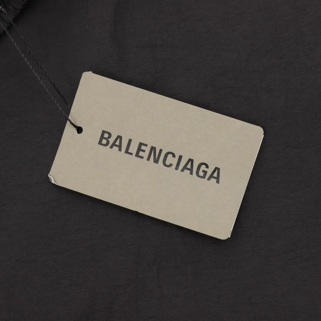 🅿️540 Balenciaga BLCG 25FW half-circle embroidered white striped sports suit trousers, light luxury, a must-have item for daily commuting for men and women, correct version, welcome to compare, detailed features · Customized matt Taslan jacket fabric · The fabric has undergone a waterproof coating process · The lining is made of three-level polyester bird's eye mesh · OS ultra-loose silhouette design · Side zipper pockets hooded design · Internal zipper pocket design · Elastic waistband design at the hem · Customized molded hardware zippers Double puller design for jackets · Tajima high-speed embroidery machine with 100,000 three-dimensional needles · Splicing and inserting technology · Zippered pockets on the side of trousers · Customized molded hardware zippers with original logo · Original main mark washed tag packaging Color: Black Size: 46-52