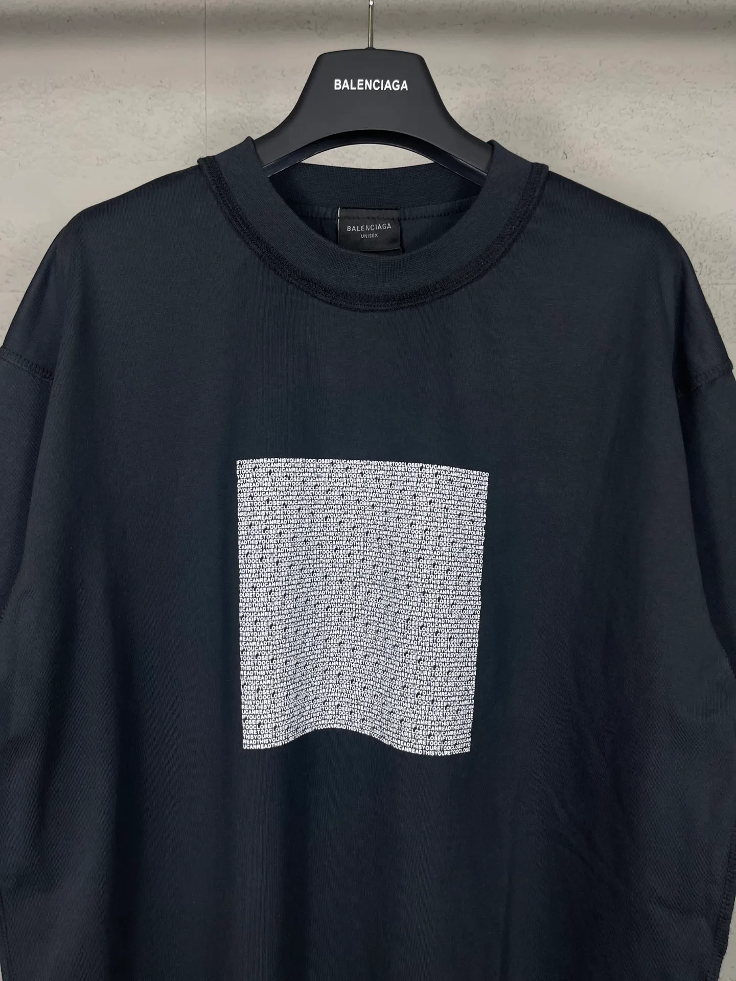 🅿️174 Actual pictures [Top version. Official website quality] BALENCI*GA/Paris AI GENERATED series new T-shirt #2024 new style. The reverse stitching design is full of sense. The small English is arranged on the front and back of the printed short-sleeved T-shirt. Attention‼ ️This original version is made of reverse stitching. It is the normal practice in the Jubie market. #2024 Spring and Summer Brick Cabinet Synchronization Welcome to compare. The fabric is made of Paris ZP custom-woven and dyed cotton double yarn, with a weight of 260 grams. The cloth surface is clean. The cloth pattern is clear, soft and comfortable. The threads are dyed with no color difference. The classic letter LOGO is printed with imported environmentally friendly glue. The letters are clear and the effect is three-dimensional. Restore the brick cabinet, adopt OS loose shoulder style. Same style for men and women. Code: BL223057 Color: black blue Size: XS to L
