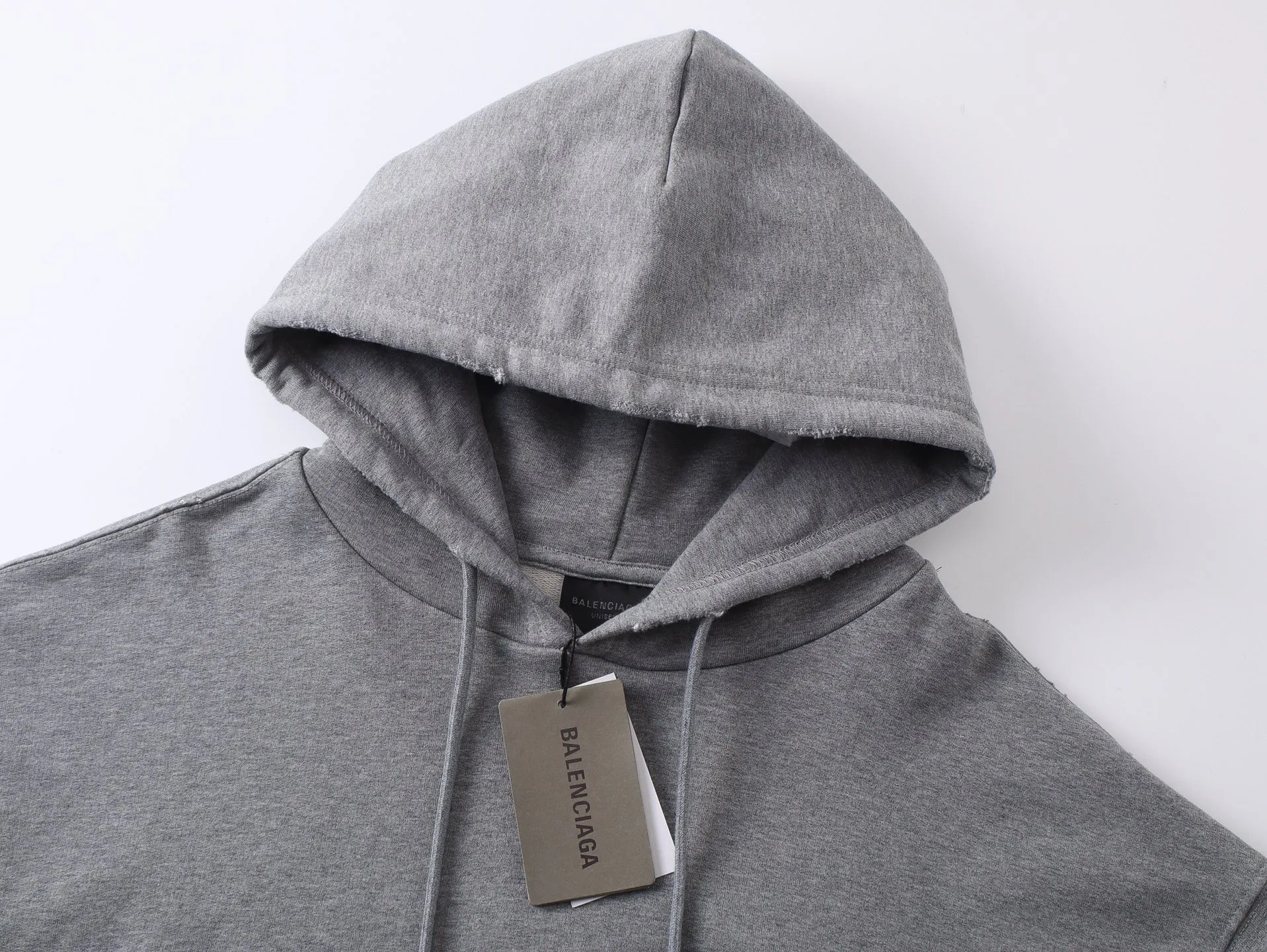 🅿️336 Detailed pictures [Top version. Official website quality] BALENCI*GA/Paris. 25ss latest model. Paris English color LOGO foam printed washed and worn hooded sweatshirt. The brick cabinet is synchronized. The fabric is made of Paris ZP custom-woven and dyed cotton sweatshirt, with a weight of 460 grams. The cloth surface is clean. The cloth pattern is clear, soft and comfortable, and the threads are dyed with no color difference. The classic pattern is foam printed using environmentally friendly imported materials, with clear letters and a strong three-dimensional feel. Restored brick cabinet. The garments were washed and aged, and polished by many hands. Produced by ultra-heavy craftsmanship, the market currency is very different, welcome to compare. The version adopts OS loose shoulder design. The same style for men and women. Code: BL259928 Color: Washed black, floral gray Size: XS S M L