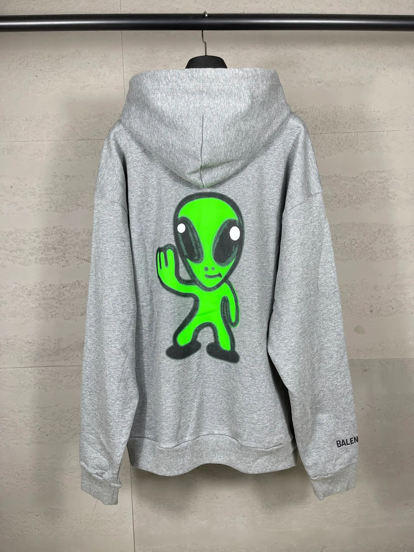 🅿️390 real photos [Top version. Official website quality] BALENCI*GA/25 new model. The front of the alien is directly printed with hithg there+dripley art work + luminous effect. The alien is printed on the front and the smiley face is printed on the back. The right sleeve is embroidered with letters LOGO. Zipper cardigan hooded sweatshirt SS25 latest model. Research and development at the first time, different market currencies. Comparisons welcome. The fabric is made of Paris ZP custom-woven and dyed cotton sweatshirt, with a weight of 2460 grams. The cloth surface is clean. The cloth pattern is clear, soft and comfortable. The threads are dyed with no color difference. The printing uses computer direct printing + luminous effect. Jubie market currency. Welcome to compare. The version adopts OS loose shoulder design. Same style for men and women. Code: BL259906 Color: off-white, black, floral gray Size: XS S M L