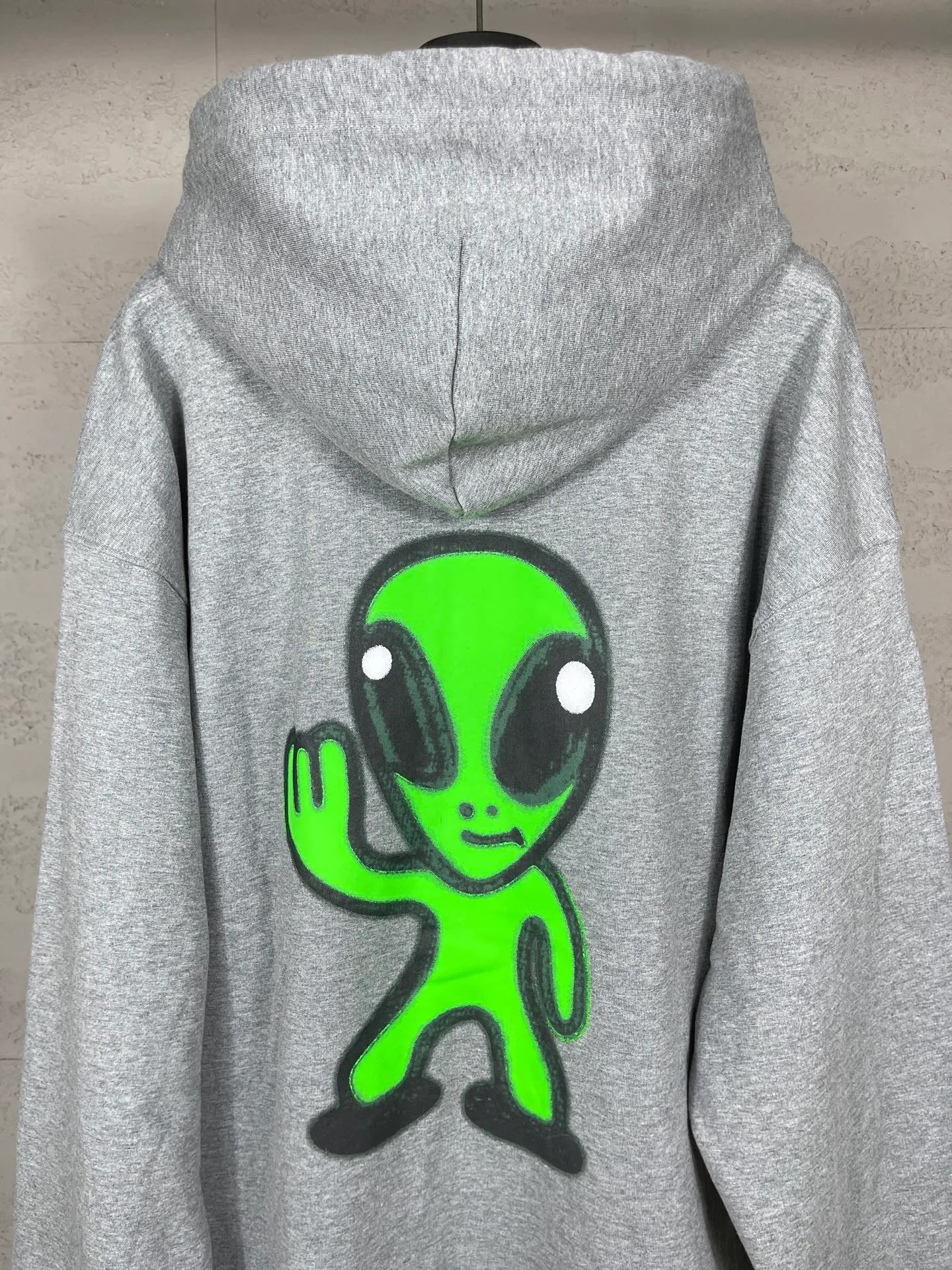 🅿️390 real photos [Top version. Official website quality] BALENCI*GA/25 new model. The front of the alien is directly printed with hithg there+dripley art work + luminous effect. The alien is printed on the front and the smiley face is printed on the back. The right sleeve is embroidered with letters LOGO. Zipper cardigan hooded sweatshirt SS25 latest model. Research and development at the first time, different market currencies. Comparisons welcome. The fabric is made of Paris ZP custom-woven and dyed cotton sweatshirt, with a weight of 2460 grams. The cloth surface is clean. The cloth pattern is clear, soft and comfortable. The threads are dyed with no color difference. The printing uses computer direct printing + luminous effect. Jubie market currency. Welcome to compare. The version adopts OS loose shoulder design. Same style for men and women. Code: BL259906 Color: off-white, black, floral gray Size: XS S M L