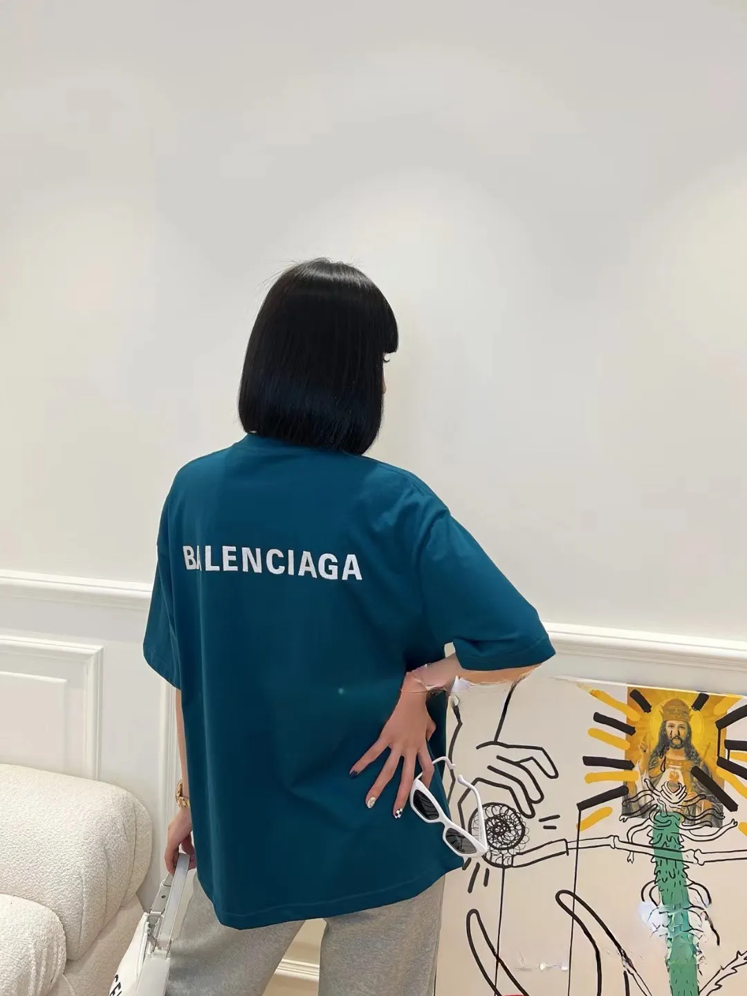 ♻️💯Upper body reference model picture❤️The top-notch proven version of BALENCIAGA with large LOGO on the back and basic letters, pure cotton loose, same style for male and female couples, trendy brand high-end short-sleeved T-shirt, the god of simplicity in Paris, a volume sought after by many stars. Lisa’s favorite basic short-sleeved Paris style, which has a very high appearance rate. Wear alone, paired with jeans, shorts, and sweatpants, it's a versatile style. Xiaohongshu, a hot item on INS, a must-have for Paris fans. The logo slogan on the back is made of Tajima embroidery technology. Please pay attention to the importance of the version. Don't make a pattern based on the pictures. If you don't have the original version, you won't be able to make it look one to one like the original version. At most, you can just make a look. It's just a piece of clothing without a soul. The fabric is made of 24S 260g double yarn pure cotton fabric. The threads and fabric are custom woven and dyed in the same style, without color difference.  A complete set of customized tags, collar tags, washed, plastic bags, and most importantly, a complete set of bags, tag codes, and codes are all authentic.  Color: White Black Royal Blue Apricot Floral Gray Pink Beige Chinese Red Deep Sea Blue Purple Size: XS-L P:250