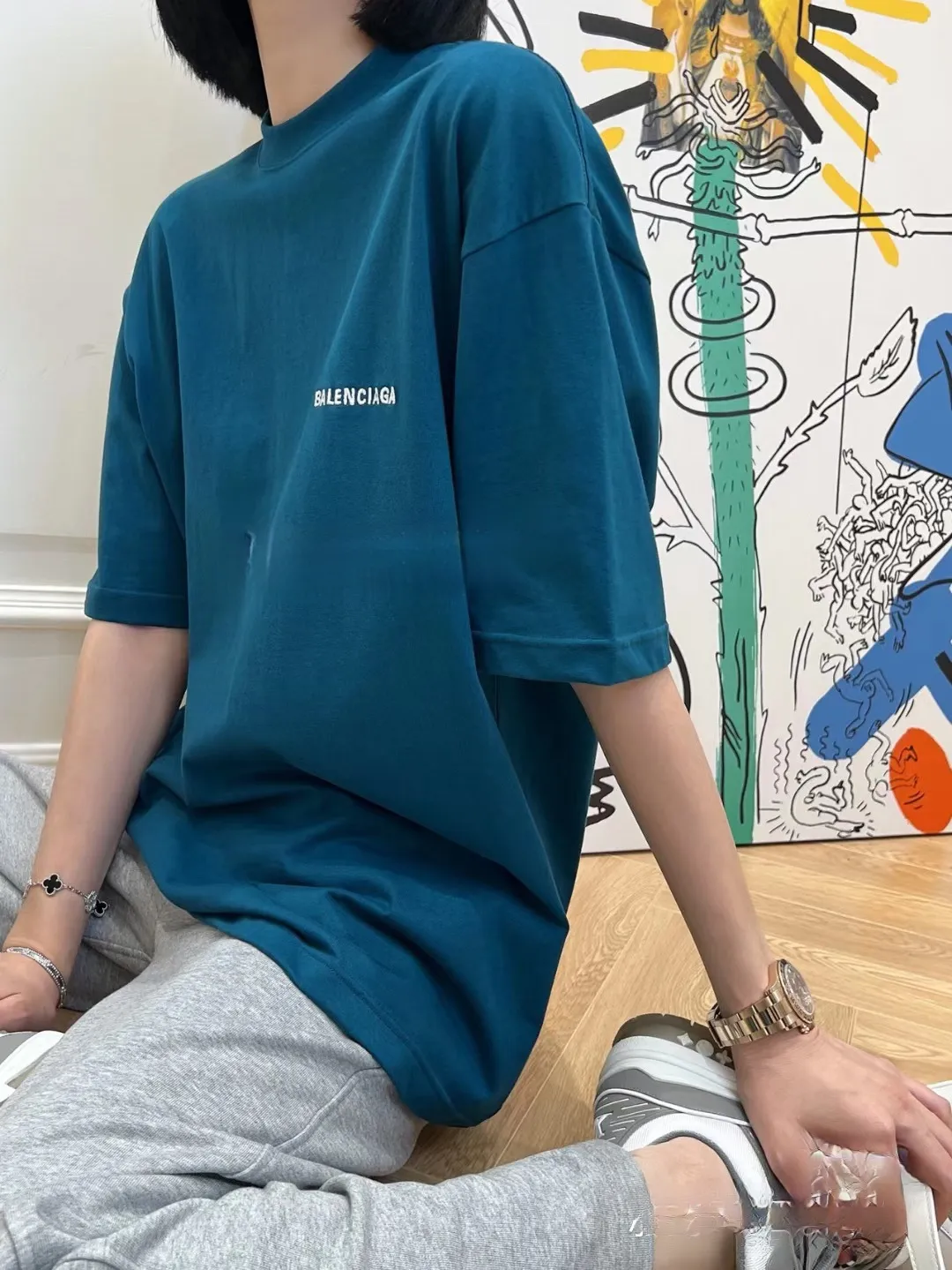 ♻️💯Upper body reference model picture❤️The top-notch proven version of BALENCIAGA with large LOGO on the back and basic letters, pure cotton loose, same style for male and female couples, trendy brand high-end short-sleeved T-shirt, the god of simplicity in Paris, a volume sought after by many stars. Lisa’s favorite basic short-sleeved Paris style, which has a very high appearance rate. Wear alone, paired with jeans, shorts, and sweatpants, it's a versatile style. Xiaohongshu, a hot item on INS, a must-have for Paris fans. The logo slogan on the back is made of Tajima embroidery technology. Please pay attention to the importance of the version. Don't make a pattern based on the pictures. If you don't have the original version, you won't be able to make it look one to one like the original version. At most, you can just make a look. It's just a piece of clothing without a soul. The fabric is made of 24S 260g double yarn pure cotton fabric. The threads and fabric are custom woven and dyed in the same style, without color difference.  A complete set of customized tags, collar tags, washed, plastic bags, and most importantly, a complete set of bags, tag codes, and codes are all authentic.  Color: White Black Royal Blue Apricot Floral Gray Pink Beige Chinese Red Deep Sea Blue Purple Size: XS-L P:250