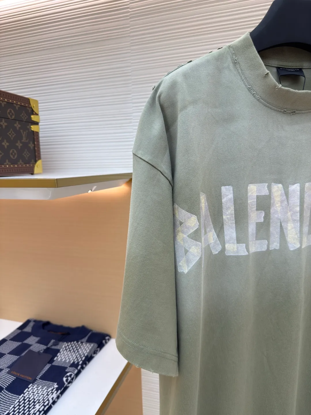 Balenciaga Masking Tape Short Sleeves ●Authentic product: Purchased and developed by 2909 ●Item No.: 1680274-A35 ●Fabric: Ribbed process ●Technology: Washed and brushed ●Version: Fitted version ●Weight: about 370 grams ●Size: 1-2-3-4 ●Description: The sleeves and hem are worn with a frayed effect. The lining is clean, no ends, no excess edges. The shoulders are frayed and the stitching is straight. Three-needle and five-thread craftsmanship. The shoulders are lined with taping. The fabric is made of distressed washed and brushed technology. The collar is designed with frayed holes. The ribbed fabric is custom-woven and dyed. The color is consistent and there is no color difference. Masking tape letters are used on the chest. The overall process of heavy craftsmanship. The washed fabric is comfortable and soft. The effect is worn and washed. The letters on the back are manually counter-positioned and shaped with a hot plate for glue printing. The overall wiring is straight and delicate, the fabric is comfortable and soft, and the color is consistent without color difference. It can be matched with the same style to create a fashionable look and control various occasions. Customized accessories, complete with three standards, same style for men and women!