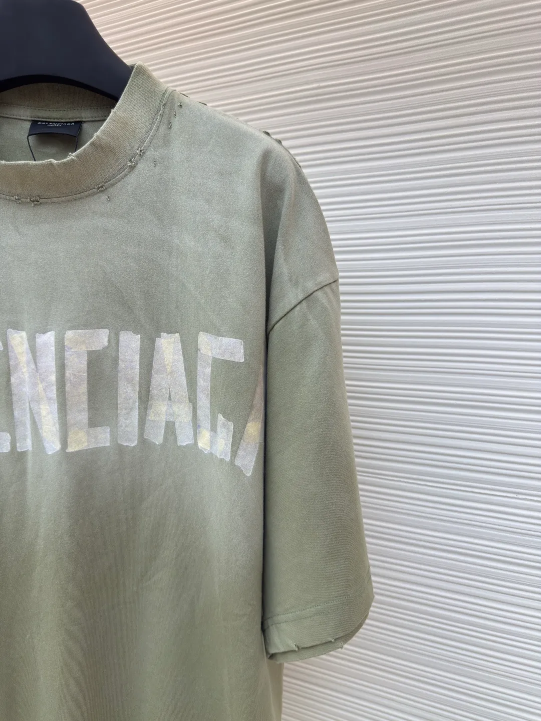 Balenciaga Masking Tape Short Sleeves ●Authentic product: Purchased and developed by 2909 ●Item No.: 1680274-A35 ●Fabric: Ribbed process ●Technology: Washed and brushed ●Version: Fitted version ●Weight: about 370 grams ●Size: 1-2-3-4 ●Description: The sleeves and hem are worn with a frayed effect. The lining is clean, no ends, no excess edges. The shoulders are frayed and the stitching is straight. Three-needle and five-thread craftsmanship. The shoulders are lined with taping. The fabric is made of distressed washed and brushed technology. The collar is designed with frayed holes. The ribbed fabric is custom-woven and dyed. The color is consistent and there is no color difference. Masking tape letters are used on the chest. The overall process of heavy craftsmanship. The washed fabric is comfortable and soft. The effect is worn and washed. The letters on the back are manually counter-positioned and shaped with a hot plate for glue printing. The overall wiring is straight and delicate, the fabric is comfortable and soft, and the color is consistent without color difference. It can be matched with the same style to create a fashionable look and control various occasions. Customized accessories, complete with three standards, same style for men and women!