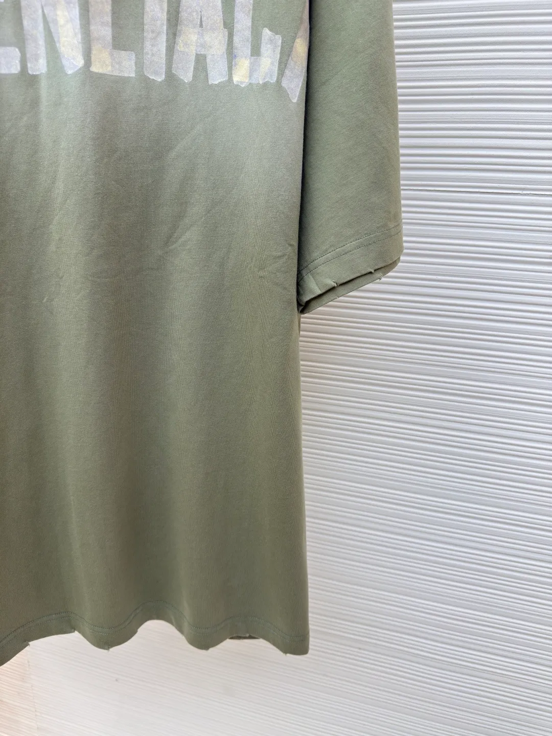 Balenciaga Masking Tape Short Sleeves ●Authentic product: Purchased and developed by 2909 ●Item No.: 1680274-A35 ●Fabric: Ribbed process ●Technology: Washed and brushed ●Version: Fitted version ●Weight: about 370 grams ●Size: 1-2-3-4 ●Description: The sleeves and hem are worn with a frayed effect. The lining is clean, no ends, no excess edges. The shoulders are frayed and the stitching is straight. Three-needle and five-thread craftsmanship. The shoulders are lined with taping. The fabric is made of distressed washed and brushed technology. The collar is designed with frayed holes. The ribbed fabric is custom-woven and dyed. The color is consistent and there is no color difference. Masking tape letters are used on the chest. The overall process of heavy craftsmanship. The washed fabric is comfortable and soft. The effect is worn and washed. The letters on the back are manually counter-positioned and shaped with a hot plate for glue printing. The overall wiring is straight and delicate, the fabric is comfortable and soft, and the color is consistent without color difference. It can be matched with the same style to create a fashionable look and control various occasions. Customized accessories, complete with three standards, same style for men and women!