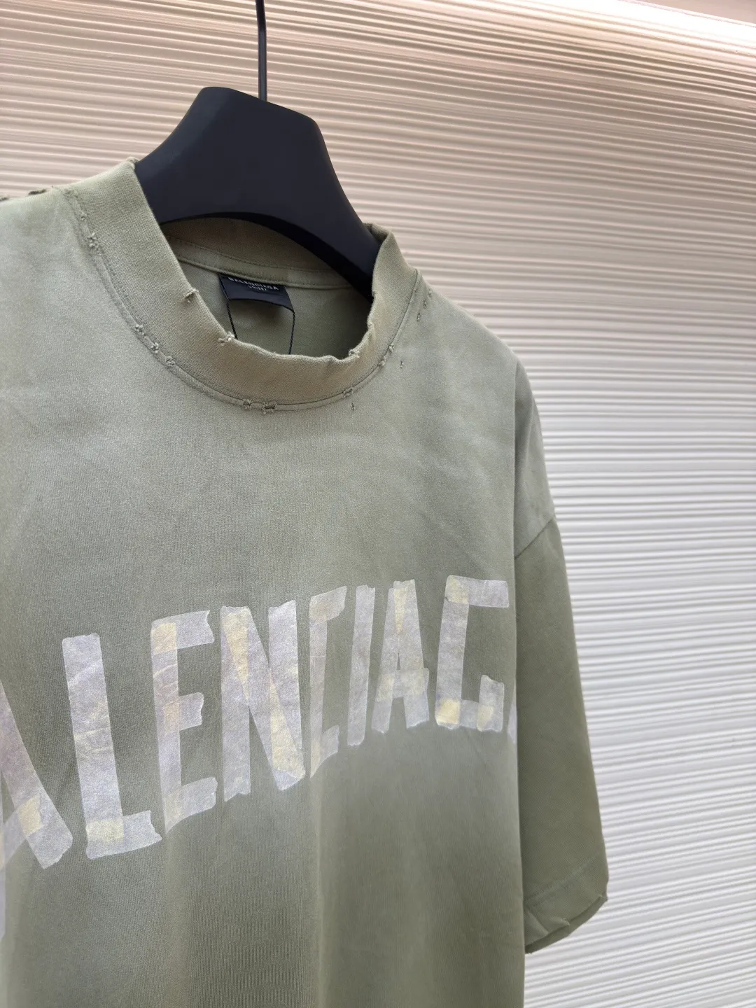 Balenciaga Masking Tape Short Sleeves ●Authentic product: Purchased and developed by 2909 ●Item No.: 1680274-A35 ●Fabric: Ribbed process ●Technology: Washed and brushed ●Version: Fitted version ●Weight: about 370 grams ●Size: 1-2-3-4 ●Description: The sleeves and hem are worn with a frayed effect. The lining is clean, no ends, no excess edges. The shoulders are frayed and the stitching is straight. Three-needle and five-thread craftsmanship. The shoulders are lined with taping. The fabric is made of distressed washed and brushed technology. The collar is designed with frayed holes. The ribbed fabric is custom-woven and dyed. The color is consistent and there is no color difference. Masking tape letters are used on the chest. The overall process of heavy craftsmanship. The washed fabric is comfortable and soft. The effect is worn and washed. The letters on the back are manually counter-positioned and shaped with a hot plate for glue printing. The overall wiring is straight and delicate, the fabric is comfortable and soft, and the color is consistent without color difference. It can be matched with the same style to create a fashionable look and control various occasions. Customized accessories, complete with three standards, same style for men and women!