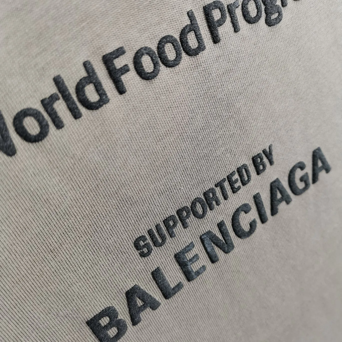 [New] Top version Balenciaga 22SS new WFP World Food Agency male and female couple star same style short-sleeved T-shirt. The fabric is made of 32S 280g double yarn pure cotton fabric. It does not pill and feels very good. It has been printed and dressed up dozens of times in order to achieve a 1:1 effect. All imported slurries are used. Proportional foaming powder is added to the slurry to foam at high temperatures. The printing convex effect is very good, and the powder does not fall off and does not break. Washable and environmentally friendly printing on the front and back panels. The entire printing process takes a long time. The hem and cuffs are all customized threads. There is no error in dyeing in the same vat. The workmanship is perfect. The accessories are all customized. This year's hot trend in the market. Many Internet celebrity tops. Very trendy. Same style for men and women. OverSzie version. Color: black, white, dark khaki, fluorescent green. Size: XS-L P:270