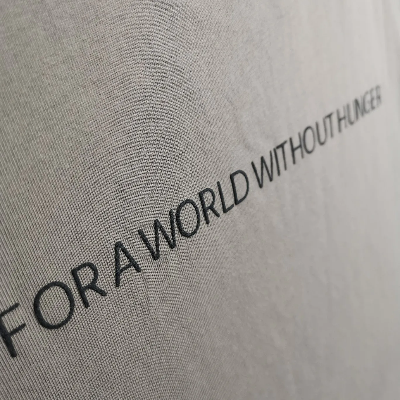 [New] Top version Balenciaga 22SS new WFP World Food Agency male and female couple star same style short-sleeved T-shirt. The fabric is made of 32S 280g double yarn pure cotton fabric. It does not pill and feels very good. It has been printed and dressed up dozens of times in order to achieve a 1:1 effect. All imported slurries are used. Proportional foaming powder is added to the slurry to foam at high temperatures. The printing convex effect is very good, and the powder does not fall off and does not break. Washable and environmentally friendly printing on the front and back panels. The entire printing process takes a long time. The hem and cuffs are all customized threads. There is no error in dyeing in the same vat. The workmanship is perfect. The accessories are all customized. This year's hot trend in the market. Many Internet celebrity tops. Very trendy. Same style for men and women. OverSzie version. Color: black, white, dark khaki, fluorescent green. Size: XS-L P:270