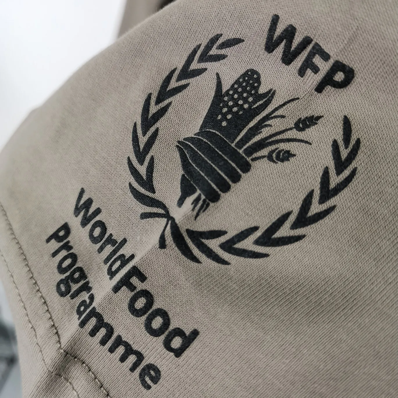 [New] Top version Balenciaga 22SS new WFP World Food Agency male and female couple star same style short-sleeved T-shirt. The fabric is made of 32S 280g double yarn pure cotton fabric. It does not pill and feels very good. It has been printed and dressed up dozens of times in order to achieve a 1:1 effect. All imported slurries are used. Proportional foaming powder is added to the slurry to foam at high temperatures. The printing convex effect is very good, and the powder does not fall off and does not break. Washable and environmentally friendly printing on the front and back panels. The entire printing process takes a long time. The hem and cuffs are all customized threads. There is no error in dyeing in the same vat. The workmanship is perfect. The accessories are all customized. This year's hot trend in the market. Many Internet celebrity tops. Very trendy. Same style for men and women. OverSzie version. Color: black, white, dark khaki, fluorescent green. Size: XS-L P:270