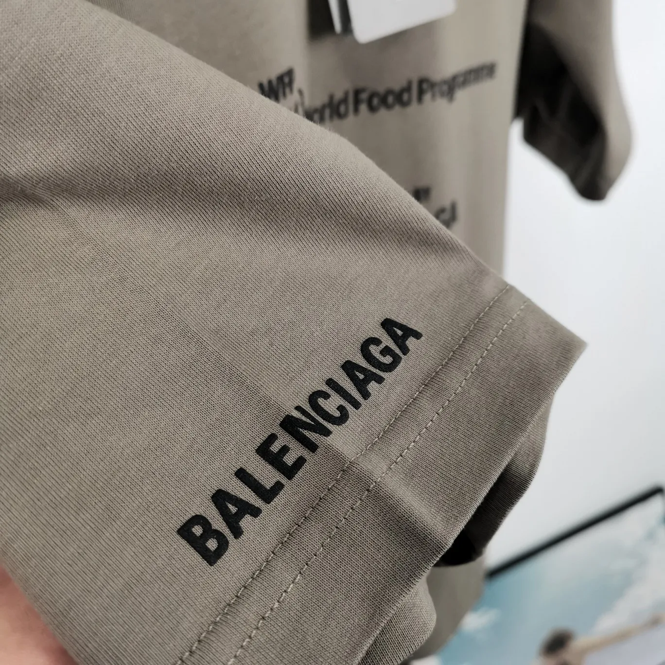 [New] Top version Balenciaga 22SS new WFP World Food Agency male and female couple star same style short-sleeved T-shirt. The fabric is made of 32S 280g double yarn pure cotton fabric. It does not pill and feels very good. It has been printed and dressed up dozens of times in order to achieve a 1:1 effect. All imported slurries are used. Proportional foaming powder is added to the slurry to foam at high temperatures. The printing convex effect is very good, and the powder does not fall off and does not break. Washable and environmentally friendly printing on the front and back panels. The entire printing process takes a long time. The hem and cuffs are all customized threads. There is no error in dyeing in the same vat. The workmanship is perfect. The accessories are all customized. This year's hot trend in the market. Many Internet celebrity tops. Very trendy. Same style for men and women. OverSzie version. Color: black, white, dark khaki, fluorescent green. Size: XS-L P:270