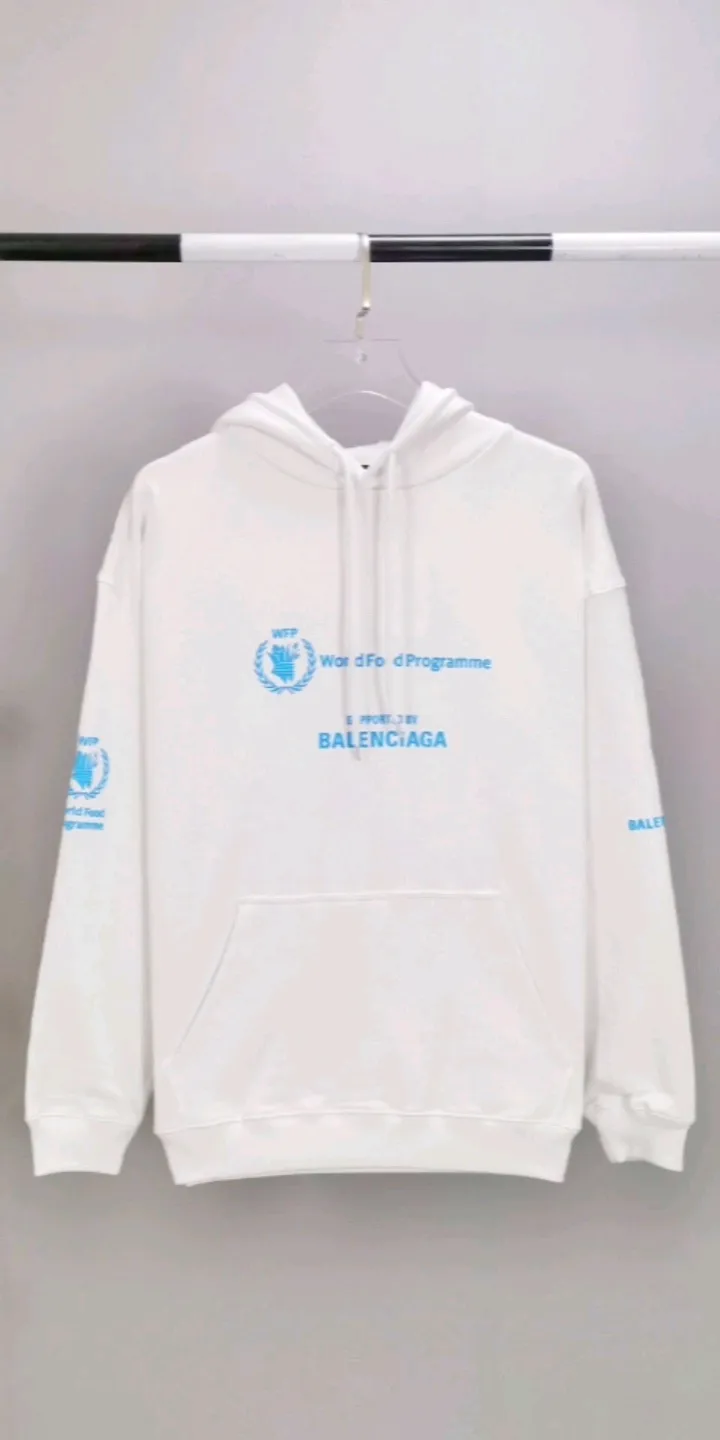 Actual video shot - Balenciaga Balenciaga's top-notch 22SS new WFP World Food Agency male and female couple star's autumn and winter pure cotton hooded sweatshirt. The fabric is made of 480 grams of pure cotton terry material. It does not pill and feels very good. It has been printed and dressed up dozens of times to achieve a 1:1 effect. All imported slurries are used. Proportional foaming powder is added to the slurry to foam at high temperatures. The printing convex effect is very good, and does not fall off or break. The front and rear panels are washable and environmentally friendly. The entire printing process takes a long time. The hem and cuffs are all customized threads. There is no error in dyeing in the same vat. The workmanship is perfect. The accessories are all customized. This year’s market hot trend has many Internet celebrities. The top is very trendy. The same style for men and women. OverSzie version. Color: Black White Size: XS-L P:450