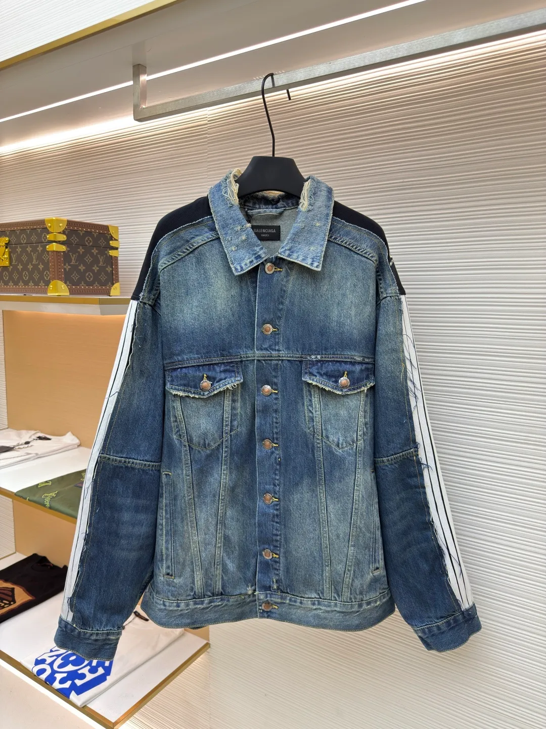 Balenciaga CUT-UP denim jacket ●Authentic product: Purchased and developed for 23900 ●Item number: 1680504-C00 ●Material: Denim denim fabric ●Technology: frayed production ●Version: Loose fit ●Weight: about 1230 grams ●Size: 1-2-34 ●Description: Customized vintage fabric intertwined with cotton denim and phantom technology. Excellent texture. Comfortable and close to the skin. The main color of blue brings the uninhibited and casual nature of denim culture. A cool collision of unique blue and black colors. The shoulders and sleeves are carefully decorated with sportswear details and embellished with the Balenciaga logo. The ingenious embedding of sports stripes creates a conflicting and harmonious aesthetic. It blurs the boundaries between sports and fashion. Unique tailoring outlines a futuristic silhouette. The denim jacket is no longer limited to a single style positioning. It symbolizes the brand's exploration and breakthrough in the fashion industry. Process 1: Using imported machine embroidery technology, using advanced computer control systems and precision mechanical components to realize Balenciaga. The logo embroidery operation has high precision, the lines are smooth and delicate, and the broken edge hanging technology is used for the holes. The natural edge effect is achieved by physical wear and friction on the edge. Through the combination of high-temperature steam and frosted paper, the fiber hairiness and color difference are removed, presenting a unique hole and wear effect. The overall wiring is straight and delicate, the fabric is comfortable and soft, and the color is consistent without color difference. It can be matched with the same style to create a fashionable look and control various occasions. Customized accessories, complete with three standards, same style for men and women!