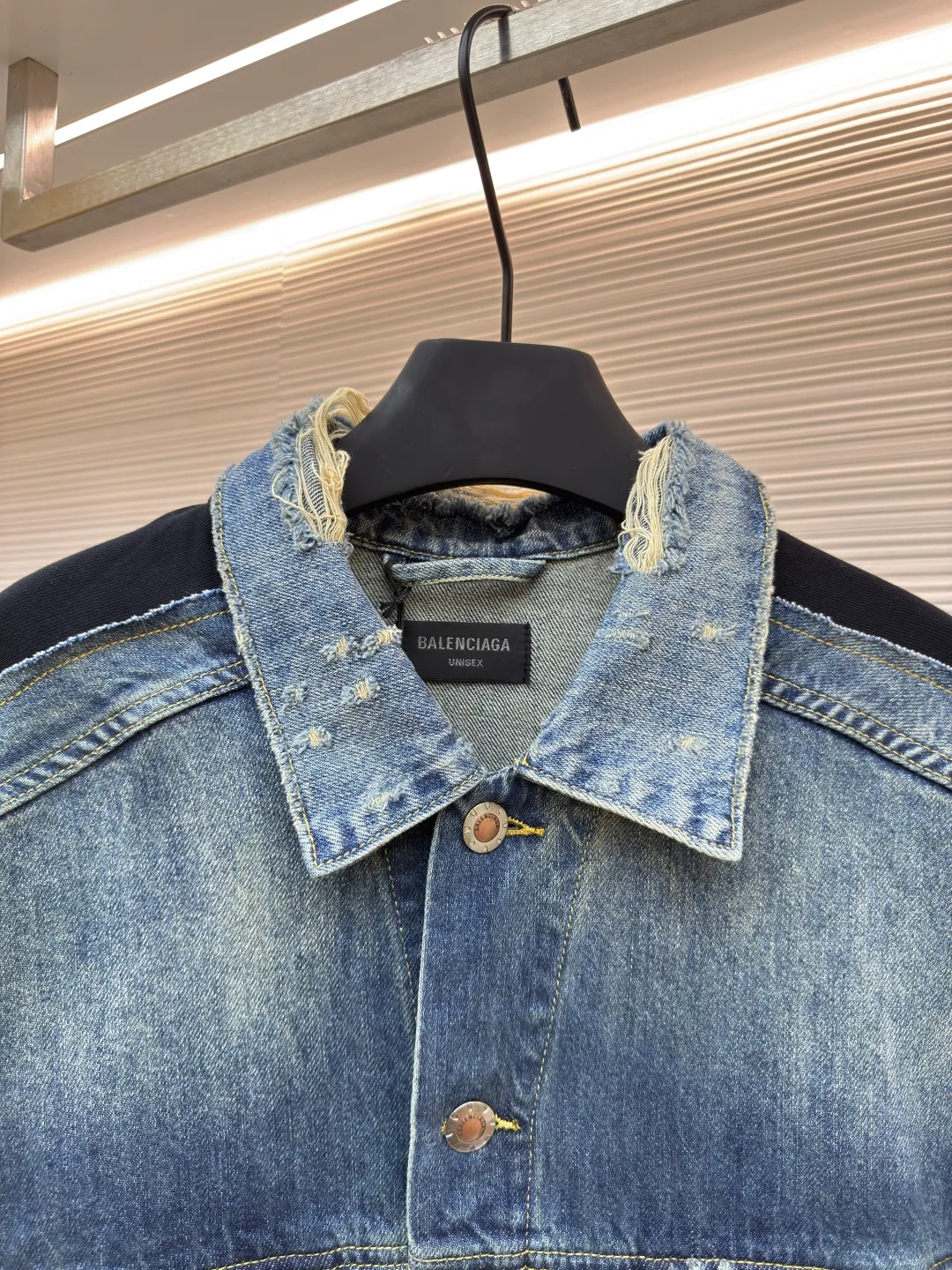 Balenciaga CUT-UP denim jacket ●Authentic product: Purchased and developed for 23900 ●Item number: 1680504-C00 ●Material: Denim denim fabric ●Technology: frayed production ●Version: Loose fit ●Weight: about 1230 grams ●Size: 1-2-34 ●Description: Customized vintage fabric intertwined with cotton denim and phantom technology. Excellent texture. Comfortable and close to the skin. The main color of blue brings the uninhibited and casual nature of denim culture. A cool collision of unique blue and black colors. The shoulders and sleeves are carefully decorated with sportswear details and embellished with the Balenciaga logo. The ingenious embedding of sports stripes creates a conflicting and harmonious aesthetic. It blurs the boundaries between sports and fashion. Unique tailoring outlines a futuristic silhouette. The denim jacket is no longer limited to a single style positioning. It symbolizes the brand's exploration and breakthrough in the fashion industry. Process 1: Using imported machine embroidery technology, using advanced computer control systems and precision mechanical components to realize Balenciaga. The logo embroidery operation has high precision, the lines are smooth and delicate, and the broken edge hanging technology is used for the holes. The natural edge effect is achieved by physical wear and friction on the edge. Through the combination of high-temperature steam and frosted paper, the fiber hairiness and color difference are removed, presenting a unique hole and wear effect. The overall wiring is straight and delicate, the fabric is comfortable and soft, and the color is consistent without color difference. It can be matched with the same style to create a fashionable look and control various occasions. Customized accessories, complete with three standards, same style for men and women!