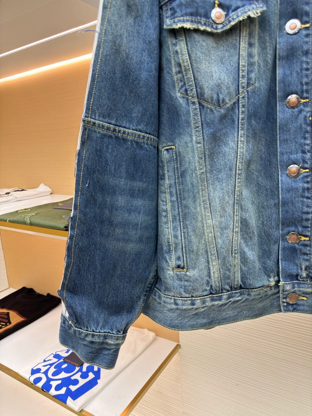 Balenciaga CUT-UP denim jacket ●Authentic product: Purchased and developed for 23900 ●Item number: 1680504-C00 ●Material: Denim denim fabric ●Technology: frayed production ●Version: Loose fit ●Weight: about 1230 grams ●Size: 1-2-34 ●Description: Customized vintage fabric intertwined with cotton denim and phantom technology. Excellent texture. Comfortable and close to the skin. The main color of blue brings the uninhibited and casual nature of denim culture. A cool collision of unique blue and black colors. The shoulders and sleeves are carefully decorated with sportswear details and embellished with the Balenciaga logo. The ingenious embedding of sports stripes creates a conflicting and harmonious aesthetic. It blurs the boundaries between sports and fashion. Unique tailoring outlines a futuristic silhouette. The denim jacket is no longer limited to a single style positioning. It symbolizes the brand's exploration and breakthrough in the fashion industry. Process 1: Using imported machine embroidery technology, using advanced computer control systems and precision mechanical components to realize Balenciaga. The logo embroidery operation has high precision, the lines are smooth and delicate, and the broken edge hanging technology is used for the holes. The natural edge effect is achieved by physical wear and friction on the edge. Through the combination of high-temperature steam and frosted paper, the fiber hairiness and color difference are removed, presenting a unique hole and wear effect. The overall wiring is straight and delicate, the fabric is comfortable and soft, and the color is consistent without color difference. It can be matched with the same style to create a fashionable look and control various occasions. Customized accessories, complete with three standards, same style for men and women!