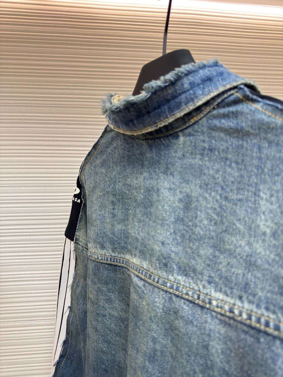 Balenciaga CUT-UP denim jacket ●Authentic product: Purchased and developed for 23900 ●Item number: 1680504-C00 ●Material: Denim denim fabric ●Technology: frayed production ●Version: Loose fit ●Weight: about 1230 grams ●Size: 1-2-34 ●Description: Customized vintage fabric intertwined with cotton denim and phantom technology. Excellent texture. Comfortable and close to the skin. The main color of blue brings the uninhibited and casual nature of denim culture. A cool collision of unique blue and black colors. The shoulders and sleeves are carefully decorated with sportswear details and embellished with the Balenciaga logo. The ingenious embedding of sports stripes creates a conflicting and harmonious aesthetic. It blurs the boundaries between sports and fashion. Unique tailoring outlines a futuristic silhouette. The denim jacket is no longer limited to a single style positioning. It symbolizes the brand's exploration and breakthrough in the fashion industry. Process 1: Using imported machine embroidery technology, using advanced computer control systems and precision mechanical components to realize Balenciaga. The logo embroidery operation has high precision, the lines are smooth and delicate, and the broken edge hanging technology is used for the holes. The natural edge effect is achieved by physical wear and friction on the edge. Through the combination of high-temperature steam and frosted paper, the fiber hairiness and color difference are removed, presenting a unique hole and wear effect. The overall wiring is straight and delicate, the fabric is comfortable and soft, and the color is consistent without color difference. It can be matched with the same style to create a fashionable look and control various occasions. Customized accessories, complete with three standards, same style for men and women!