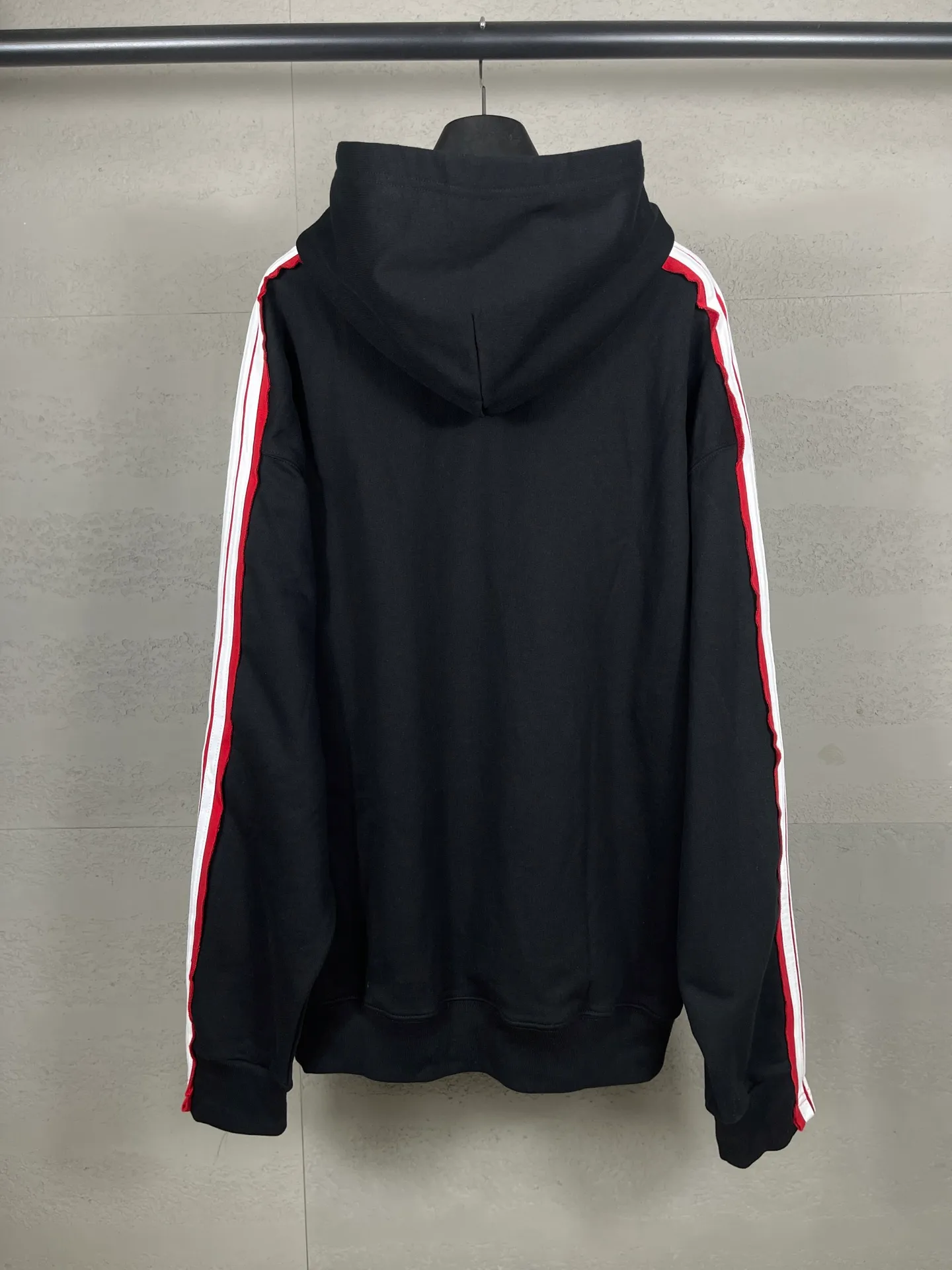🅿️370 Detailed picture [Top version. Official website quality] BALENCI*GA/Paris SS25 latest model, shoulder sleeves color matching, tie strips, classic double-ring LOGO hooded sweatshirt embroidered on the front left chest, synchronized with brick cabinets, developed at the first time. The fabric is made of Paris ZP custom-woven and dyed cotton sweatshirt. Weighing 460 grams, the cloth surface is clean. The cloth pattern is clear, soft and comfortable. The threads are dyed with no color difference. The classic pattern embroidery is embroidered using an imported Tajima embroidery machine. The letters are clear, three-dimensional and without burrs. Shoulder sleeves with color tie strips, fashionable and classic. Jubie market produces pictures based on pictures. Welcome to compare. The version adopts OS loose shoulder design. Same style for men and women. Code: BL259903 Color: black, white Size: XS S M L