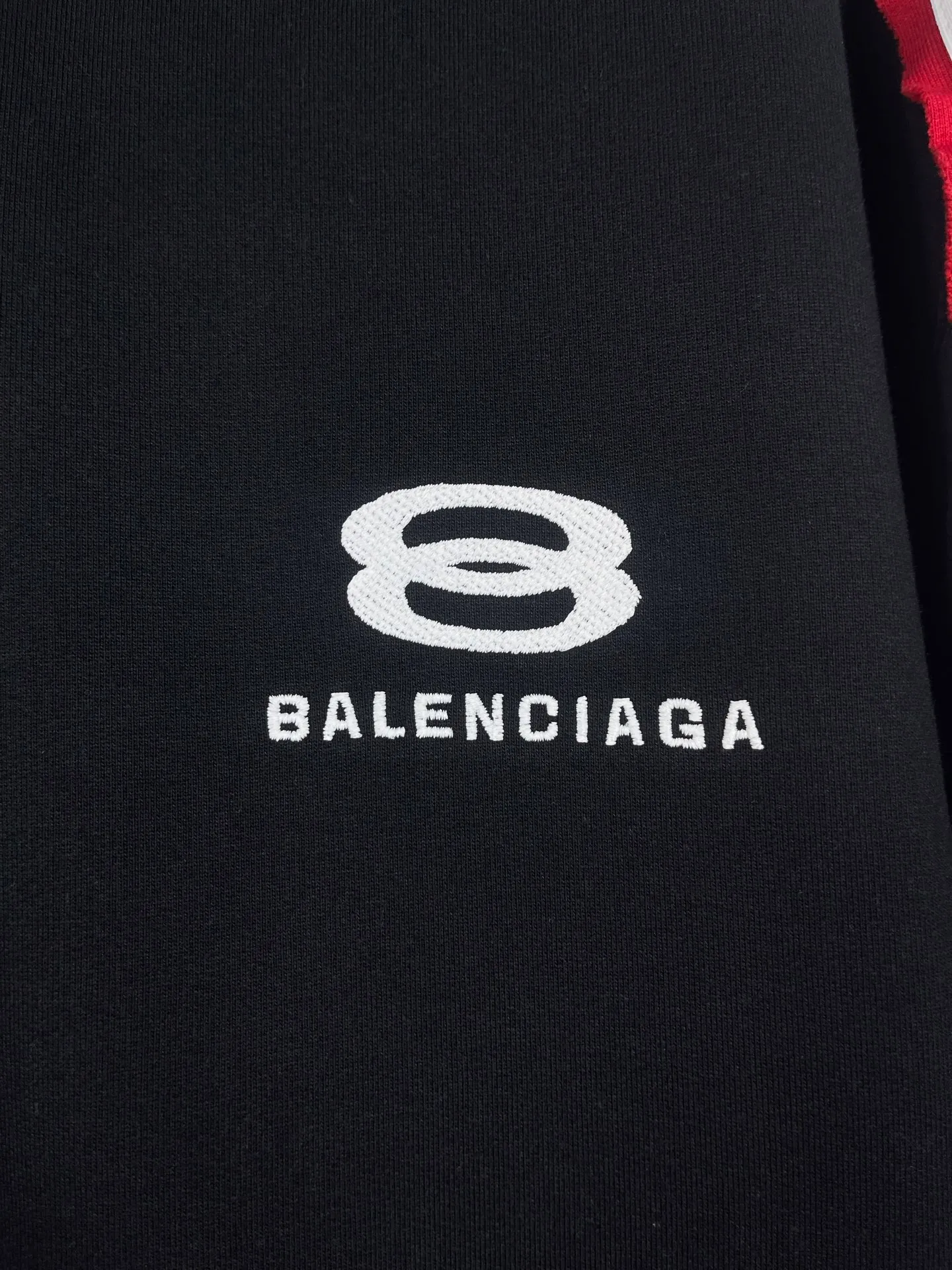 🅿️370 Detailed picture [Top version. Official website quality] BALENCI*GA/Paris SS25 latest model, shoulder sleeves color matching, tie strips, classic double-ring LOGO hooded sweatshirt embroidered on the front left chest, synchronized with brick cabinets, developed at the first time. The fabric is made of Paris ZP custom-woven and dyed cotton sweatshirt. Weighing 460 grams, the cloth surface is clean. The cloth pattern is clear, soft and comfortable. The threads are dyed with no color difference. The classic pattern embroidery is embroidered using an imported Tajima embroidery machine. The letters are clear, three-dimensional and without burrs. Shoulder sleeves with color tie strips, fashionable and classic. Jubie market produces pictures based on pictures. Welcome to compare. The version adopts OS loose shoulder design. Same style for men and women. Code: BL259903 Color: black, white Size: XS S M L