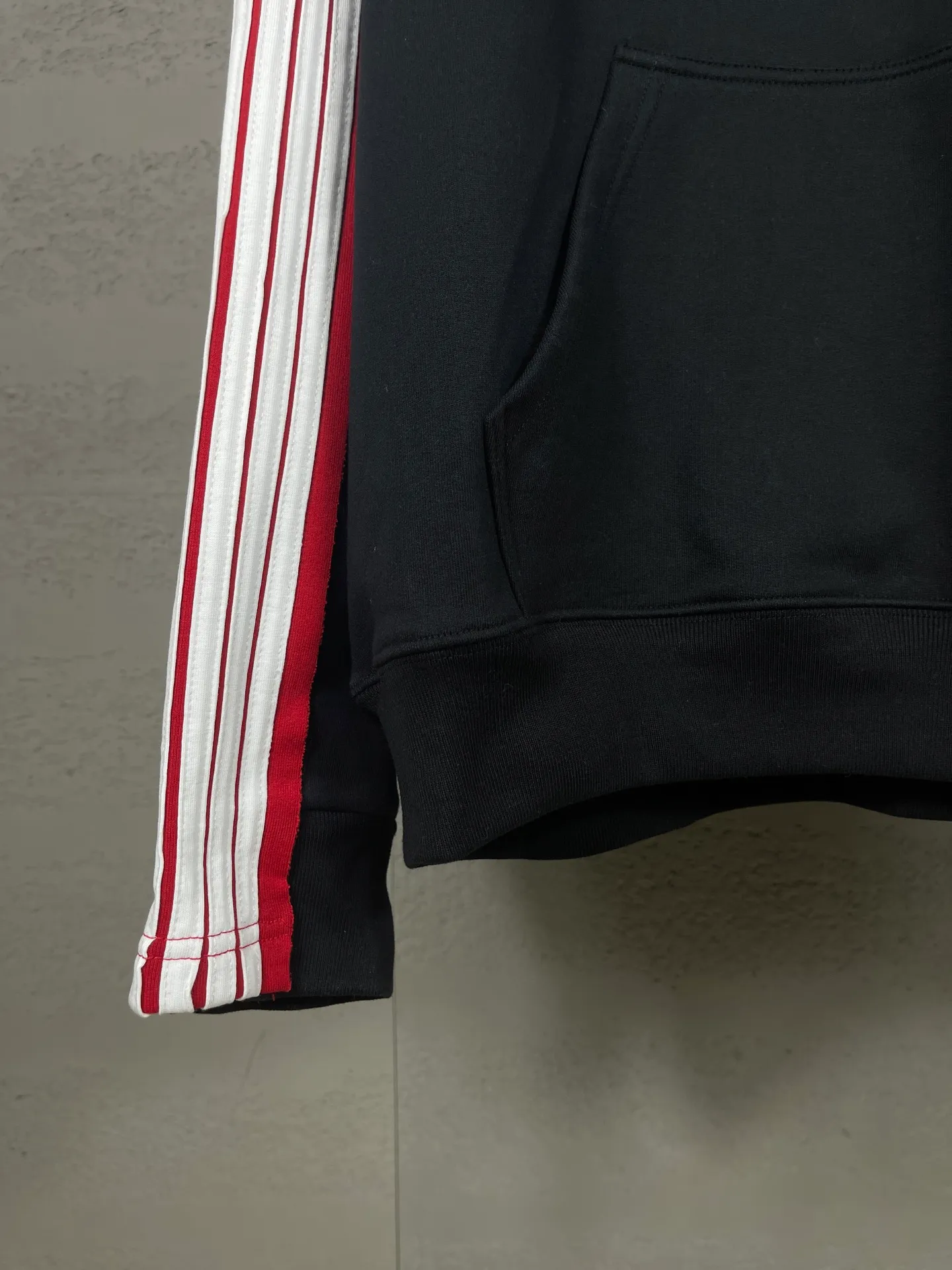 🅿️370 Detailed picture [Top version. Official website quality] BALENCI*GA/Paris SS25 latest model, shoulder sleeves color matching, tie strips, classic double-ring LOGO hooded sweatshirt embroidered on the front left chest, synchronized with brick cabinets, developed at the first time. The fabric is made of Paris ZP custom-woven and dyed cotton sweatshirt. Weighing 460 grams, the cloth surface is clean. The cloth pattern is clear, soft and comfortable. The threads are dyed with no color difference. The classic pattern embroidery is embroidered using an imported Tajima embroidery machine. The letters are clear, three-dimensional and without burrs. Shoulder sleeves with color tie strips, fashionable and classic. Jubie market produces pictures based on pictures. Welcome to compare. The version adopts OS loose shoulder design. Same style for men and women. Code: BL259903 Color: black, white Size: XS S M L