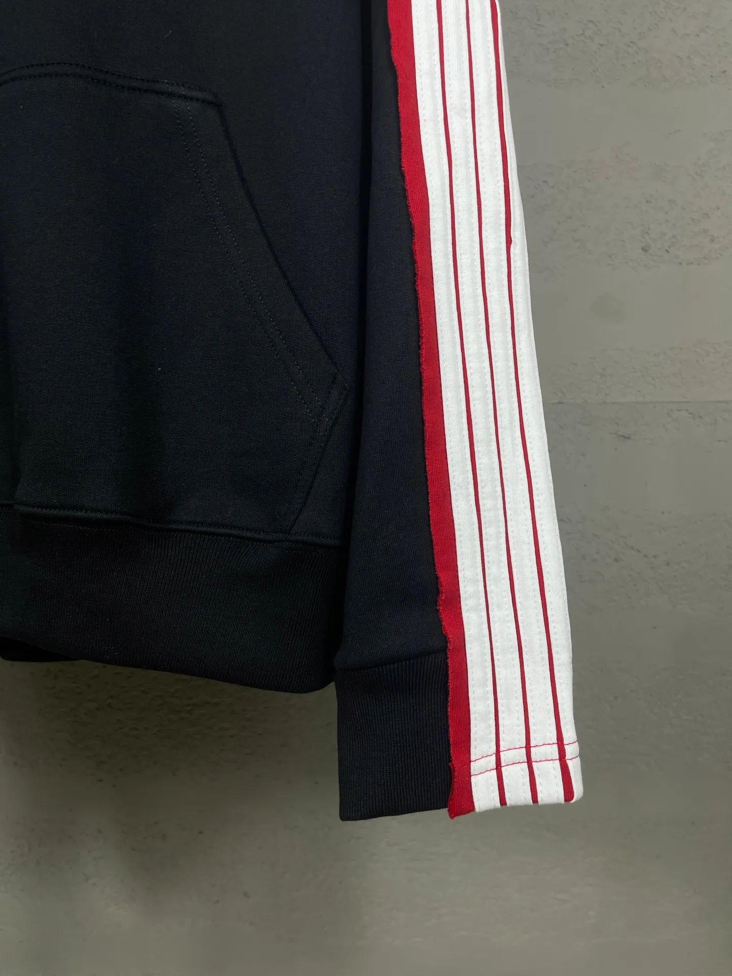 🅿️370 Detailed picture [Top version. Official website quality] BALENCI*GA/Paris SS25 latest model, shoulder sleeves color matching, tie strips, classic double-ring LOGO hooded sweatshirt embroidered on the front left chest, synchronized with brick cabinets, developed at the first time. The fabric is made of Paris ZP custom-woven and dyed cotton sweatshirt. Weighing 460 grams, the cloth surface is clean. The cloth pattern is clear, soft and comfortable. The threads are dyed with no color difference. The classic pattern embroidery is embroidered using an imported Tajima embroidery machine. The letters are clear, three-dimensional and without burrs. Shoulder sleeves with color tie strips, fashionable and classic. Jubie market produces pictures based on pictures. Welcome to compare. The version adopts OS loose shoulder design. Same style for men and women. Code: BL259903 Color: black, white Size: XS S M L