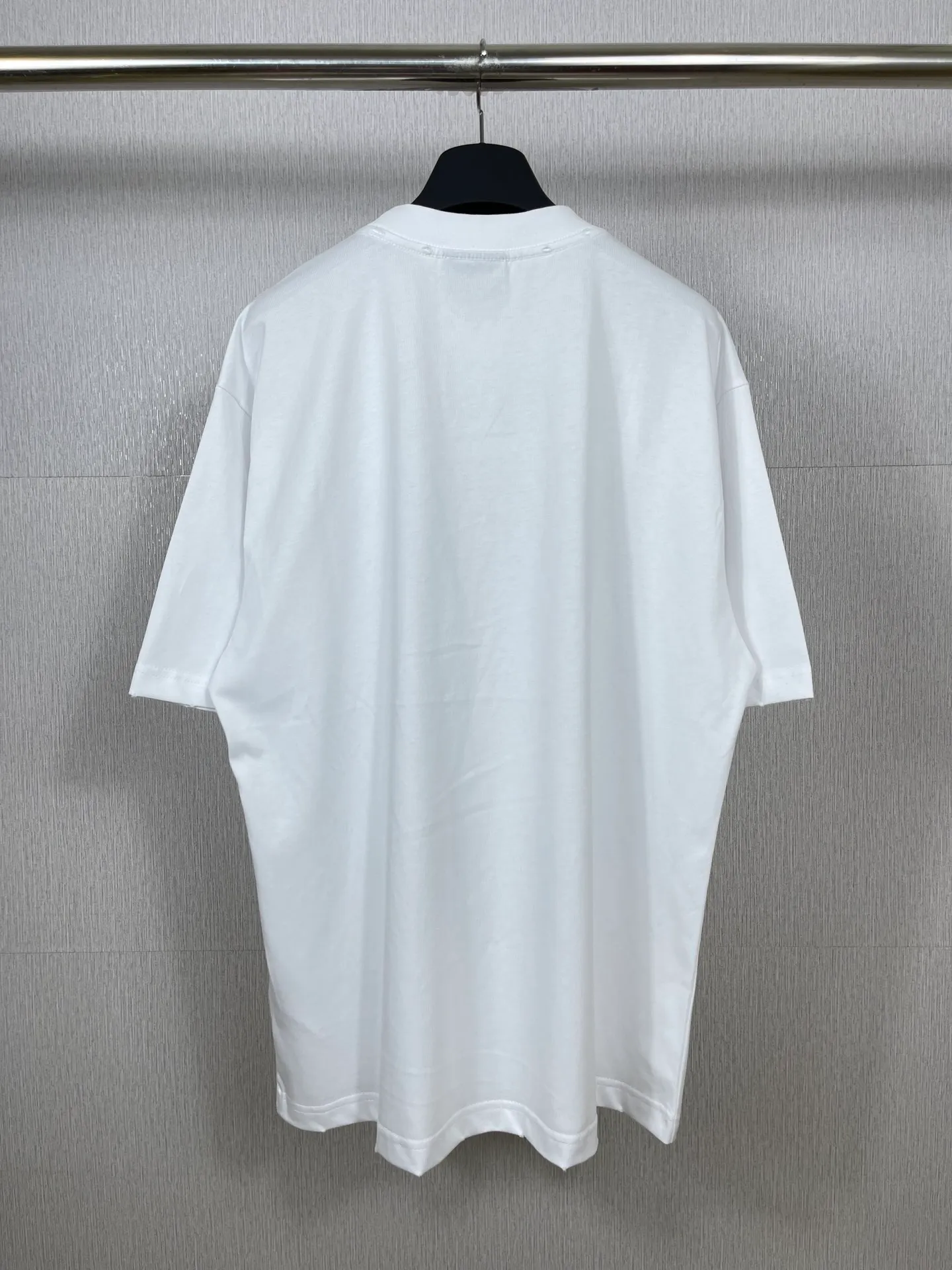 🅿️166 Real photos [Top version. Official website quality] BALENCI*GA/Paris. 2023 new style. Classic letter LOGO printed distressed short-sleeved T-shirt. Brick cabinet synchronization. The fabric is made of Paris ZP custom-woven and dyed 100% cotton double yarn compact cotton. The weight is 260 grams, the cloth surface is clean. The cloth pattern is clear, soft and comfortable. The threads are dyed with no color difference. The classic pattern is printed with environmentally friendly imported materials and precision printing screens, with clear letters and three-dimensional effect. Restored brick cabinet. The garments are hand-worn and distressed by many people. Different market currency. Welcome to compare. The version adopts OS loose shoulder design. Same style for men and women. Coding: BL223072 Color: black, coffee, pink, white, fruit green, navy Size: XS to L