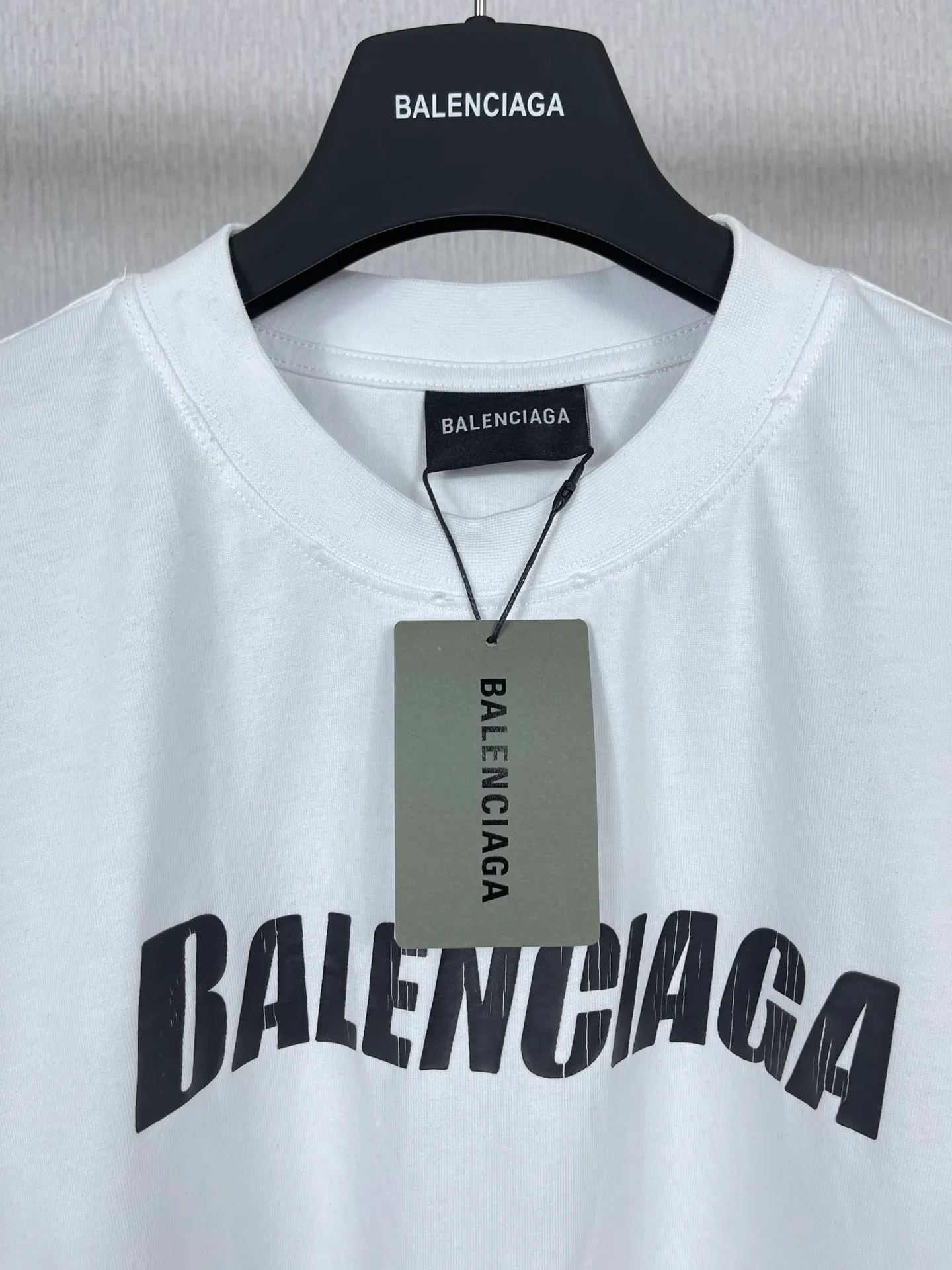 🅿️166 Real photos [Top version. Official website quality] BALENCI*GA/Paris. 2023 new style. Classic letter LOGO printed distressed short-sleeved T-shirt. Brick cabinet synchronization. The fabric is made of Paris ZP custom-woven and dyed 100% cotton double yarn compact cotton. The weight is 260 grams, the cloth surface is clean. The cloth pattern is clear, soft and comfortable. The threads are dyed with no color difference. The classic pattern is printed with environmentally friendly imported materials and precision printing screens, with clear letters and three-dimensional effect. Restored brick cabinet. The garments are hand-worn and distressed by many people. Different market currency. Welcome to compare. The version adopts OS loose shoulder design. Same style for men and women. Coding: BL223072 Color: black, coffee, pink, white, fruit green, navy Size: XS to L