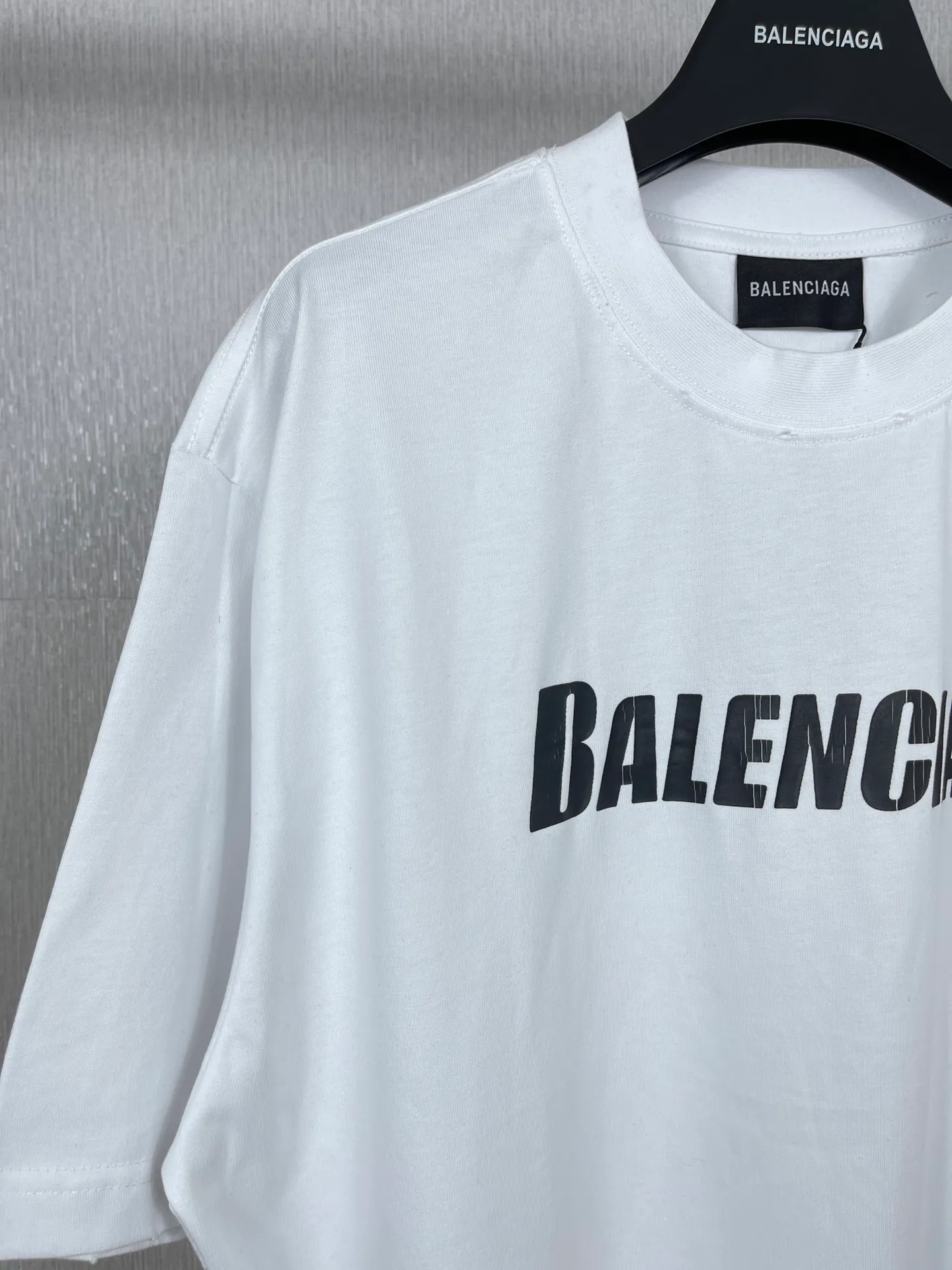 🅿️166 Real photos [Top version. Official website quality] BALENCI*GA/Paris. 2023 new style. Classic letter LOGO printed distressed short-sleeved T-shirt. Brick cabinet synchronization. The fabric is made of Paris ZP custom-woven and dyed 100% cotton double yarn compact cotton. The weight is 260 grams, the cloth surface is clean. The cloth pattern is clear, soft and comfortable. The threads are dyed with no color difference. The classic pattern is printed with environmentally friendly imported materials and precision printing screens, with clear letters and three-dimensional effect. Restored brick cabinet. The garments are hand-worn and distressed by many people. Different market currency. Welcome to compare. The version adopts OS loose shoulder design. Same style for men and women. Coding: BL223072 Color: black, coffee, pink, white, fruit green, navy Size: XS to L