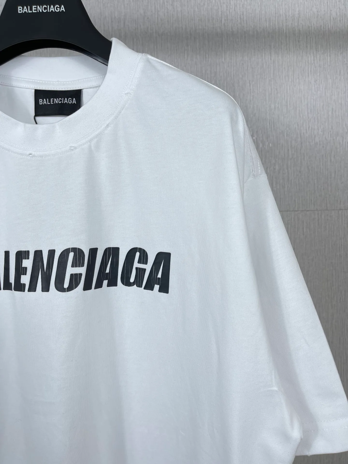 🅿️166 Real photos [Top version. Official website quality] BALENCI*GA/Paris. 2023 new style. Classic letter LOGO printed distressed short-sleeved T-shirt. Brick cabinet synchronization. The fabric is made of Paris ZP custom-woven and dyed 100% cotton double yarn compact cotton. The weight is 260 grams, the cloth surface is clean. The cloth pattern is clear, soft and comfortable. The threads are dyed with no color difference. The classic pattern is printed with environmentally friendly imported materials and precision printing screens, with clear letters and three-dimensional effect. Restored brick cabinet. The garments are hand-worn and distressed by many people. Different market currency. Welcome to compare. The version adopts OS loose shoulder design. Same style for men and women. Coding: BL223072 Color: black, coffee, pink, white, fruit green, navy Size: XS to L