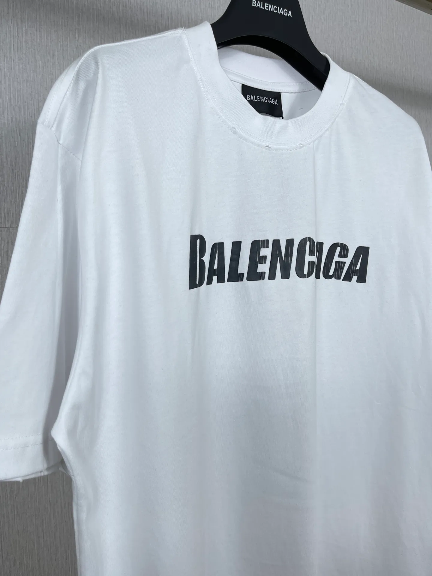 🅿️166 Real photos [Top version. Official website quality] BALENCI*GA/Paris. 2023 new style. Classic letter LOGO printed distressed short-sleeved T-shirt. Brick cabinet synchronization. The fabric is made of Paris ZP custom-woven and dyed 100% cotton double yarn compact cotton. The weight is 260 grams, the cloth surface is clean. The cloth pattern is clear, soft and comfortable. The threads are dyed with no color difference. The classic pattern is printed with environmentally friendly imported materials and precision printing screens, with clear letters and three-dimensional effect. Restored brick cabinet. The garments are hand-worn and distressed by many people. Different market currency. Welcome to compare. The version adopts OS loose shoulder design. Same style for men and women. Coding: BL223072 Color: black, coffee, pink, white, fruit green, navy Size: XS to L