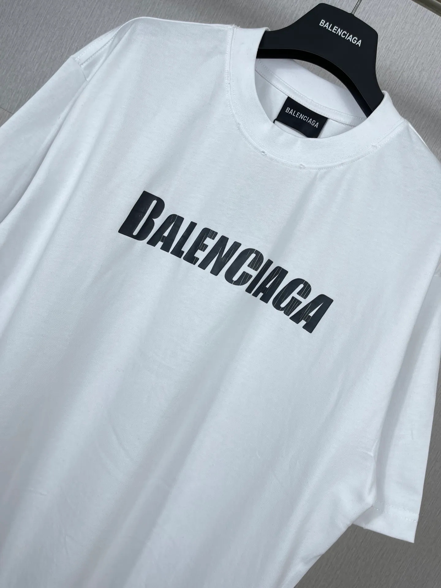 🅿️166 Real photos [Top version. Official website quality] BALENCI*GA/Paris. 2023 new style. Classic letter LOGO printed distressed short-sleeved T-shirt. Brick cabinet synchronization. The fabric is made of Paris ZP custom-woven and dyed 100% cotton double yarn compact cotton. The weight is 260 grams, the cloth surface is clean. The cloth pattern is clear, soft and comfortable. The threads are dyed with no color difference. The classic pattern is printed with environmentally friendly imported materials and precision printing screens, with clear letters and three-dimensional effect. Restored brick cabinet. The garments are hand-worn and distressed by many people. Different market currency. Welcome to compare. The version adopts OS loose shoulder design. Same style for men and women. Coding: BL223072 Color: black, coffee, pink, white, fruit green, navy Size: XS to L