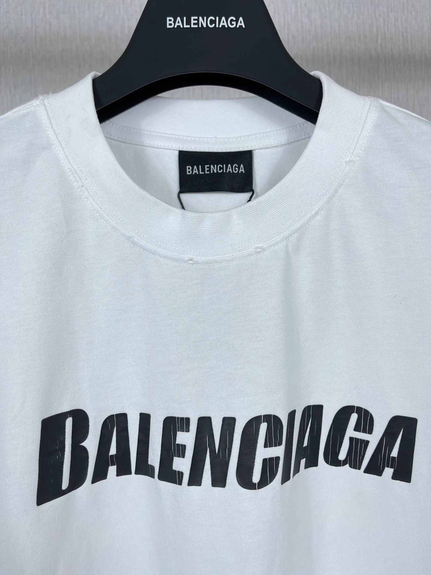🅿️166 Real photos [Top version. Official website quality] BALENCI*GA/Paris. 2023 new style. Classic letter LOGO printed distressed short-sleeved T-shirt. Brick cabinet synchronization. The fabric is made of Paris ZP custom-woven and dyed 100% cotton double yarn compact cotton. The weight is 260 grams, the cloth surface is clean. The cloth pattern is clear, soft and comfortable. The threads are dyed with no color difference. The classic pattern is printed with environmentally friendly imported materials and precision printing screens, with clear letters and three-dimensional effect. Restored brick cabinet. The garments are hand-worn and distressed by many people. Different market currency. Welcome to compare. The version adopts OS loose shoulder design. Same style for men and women. Coding: BL223072 Color: black, coffee, pink, white, fruit green, navy Size: XS to L