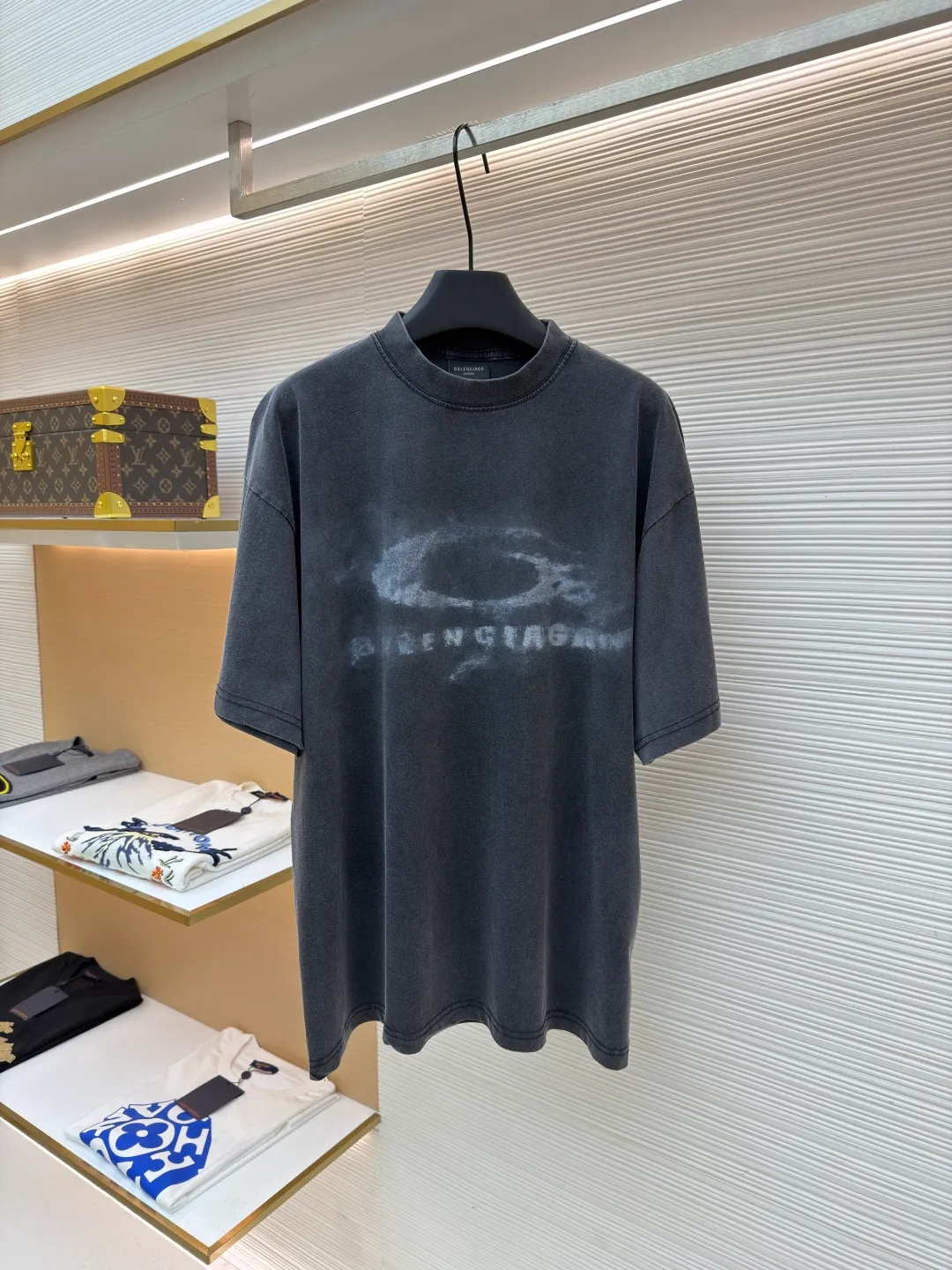 Balenciaga smoke washed short sleeves ●Original version: purchased and developed by 3381 ●Item number: 1682446-A20 ●Fabric: plant batik double yarn cotton fabric ●Technology: washed production ●Color: gray ●Version: loose fit ●Weight: about 270 grams ●Size: XS-S-M-L ●Description: The fabric is made of 220 grams of plant-based batik double yarn cotton. After washing, the surface has a delicate fluffy feel, and it feels like it is wrapped in a layer of soft velvet. The fabric has slight texture wrinkles. The chest printing uses an imported Brother white ink machine - the restored letters and rings have a "smudged raw edge" and the overall old-fashioned feel is completely integrated. It is low-key from a distance and full of details when viewed up close. Deliberately carried out heavy fermentation washing + stone grinding process: the overall color is "charcoal gray background + irregular gray and white stains". The oversize slightly dropped shoulder version has a shoulder line 2cm wider than the regular style, which can hide the shoulder width and body fat without dragging like a "sack"; the length of the dress just covers the hip bones, and can be worn with shorts to expose the waist or jeans to cover the flesh, making it look casual and relaxed for all body types. The overall wiring is straight and delicate, the fabric is comfortable and soft, and the color is consistent without color difference. It can be matched with the same style to create a fashionable look and control various occasions. Customized accessories, complete with three standards, same style for men and women!