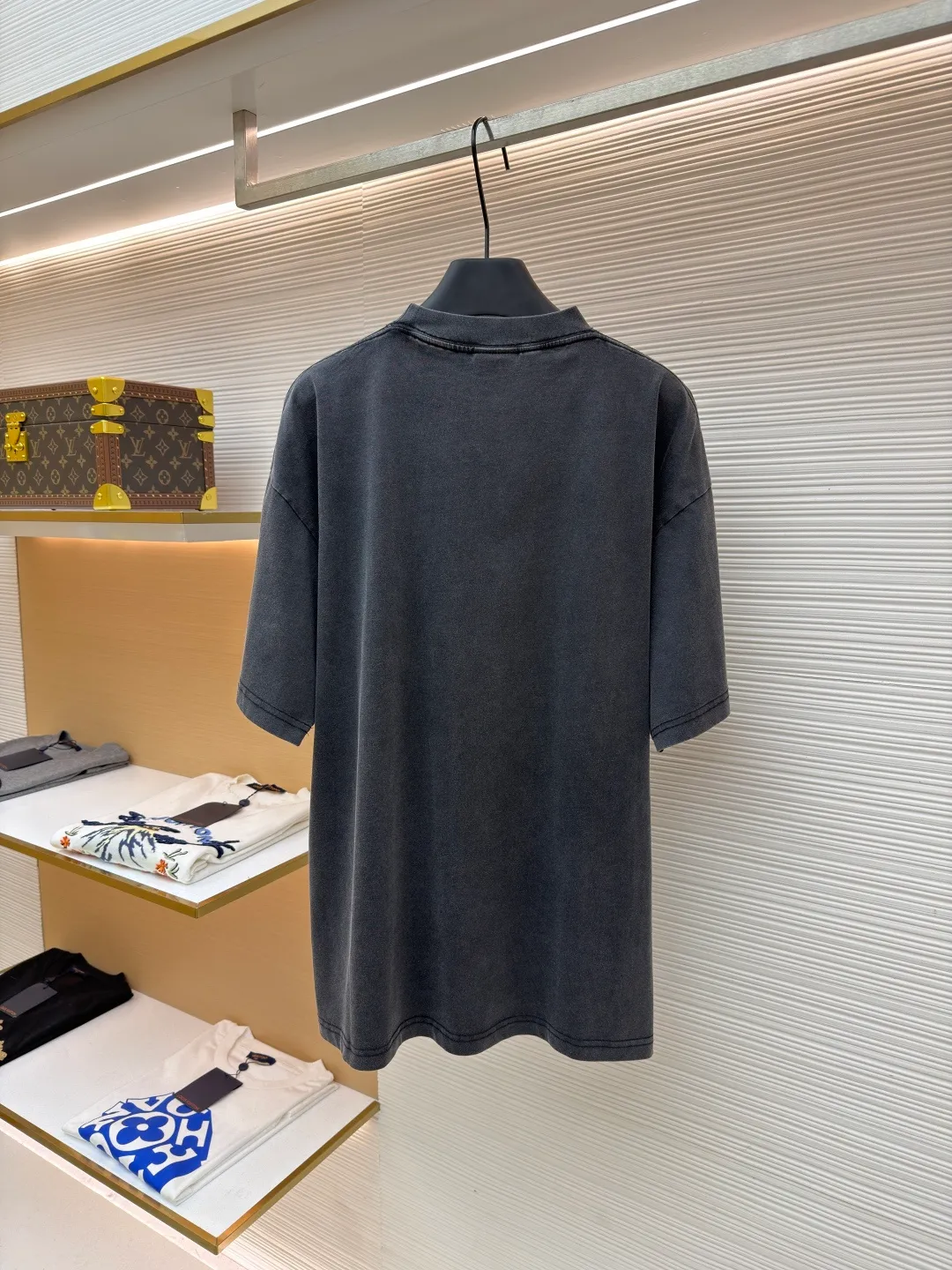 Balenciaga smoke washed short sleeves ●Original version: purchased and developed by 3381 ●Item number: 1682446-A20 ●Fabric: plant batik double yarn cotton fabric ●Technology: washed production ●Color: gray ●Version: loose fit ●Weight: about 270 grams ●Size: XS-S-M-L ●Description: The fabric is made of 220 grams of plant-based batik double yarn cotton. After washing, the surface has a delicate fluffy feel, and it feels like it is wrapped in a layer of soft velvet. The fabric has slight texture wrinkles. The chest printing uses an imported Brother white ink machine - the restored letters and rings have a "smudged raw edge" and the overall old-fashioned feel is completely integrated. It is low-key from a distance and full of details when viewed up close. Deliberately carried out heavy fermentation washing + stone grinding process: the overall color is "charcoal gray background + irregular gray and white stains". The oversize slightly dropped shoulder version has a shoulder line 2cm wider than the regular style, which can hide the shoulder width and body fat without dragging like a "sack"; the length of the dress just covers the hip bones, and can be worn with shorts to expose the waist or jeans to cover the flesh, making it look casual and relaxed for all body types. The overall wiring is straight and delicate, the fabric is comfortable and soft, and the color is consistent without color difference. It can be matched with the same style to create a fashionable look and control various occasions. Customized accessories, complete with three standards, same style for men and women!