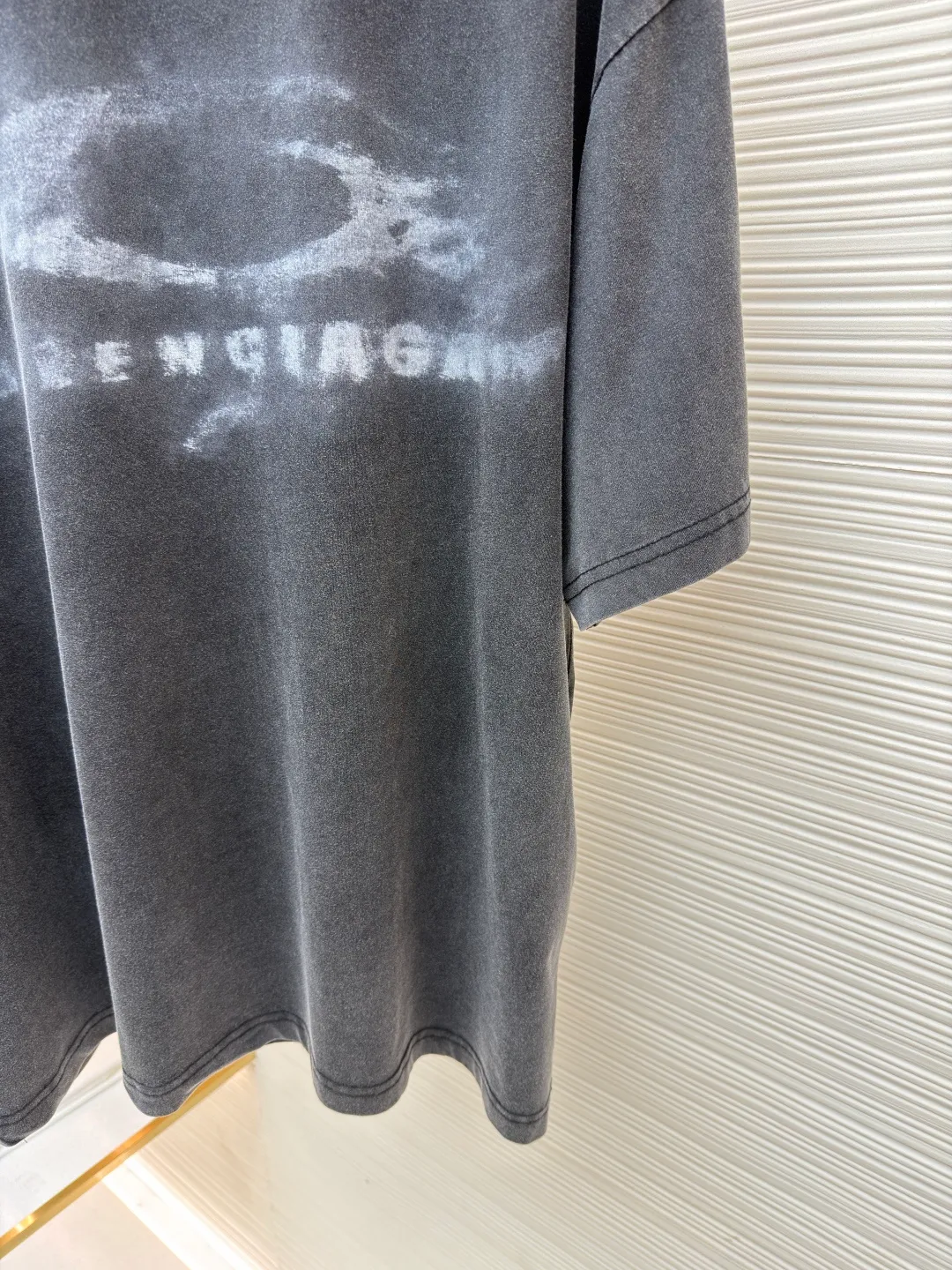 Balenciaga smoke washed short sleeves ●Original version: purchased and developed by 3381 ●Item number: 1682446-A20 ●Fabric: plant batik double yarn cotton fabric ●Technology: washed production ●Color: gray ●Version: loose fit ●Weight: about 270 grams ●Size: XS-S-M-L ●Description: The fabric is made of 220 grams of plant-based batik double yarn cotton. After washing, the surface has a delicate fluffy feel, and it feels like it is wrapped in a layer of soft velvet. The fabric has slight texture wrinkles. The chest printing uses an imported Brother white ink machine - the restored letters and rings have a "smudged raw edge" and the overall old-fashioned feel is completely integrated. It is low-key from a distance and full of details when viewed up close. Deliberately carried out heavy fermentation washing + stone grinding process: the overall color is "charcoal gray background + irregular gray and white stains". The oversize slightly dropped shoulder version has a shoulder line 2cm wider than the regular style, which can hide the shoulder width and body fat without dragging like a "sack"; the length of the dress just covers the hip bones, and can be worn with shorts to expose the waist or jeans to cover the flesh, making it look casual and relaxed for all body types. The overall wiring is straight and delicate, the fabric is comfortable and soft, and the color is consistent without color difference. It can be matched with the same style to create a fashionable look and control various occasions. Customized accessories, complete with three standards, same style for men and women!