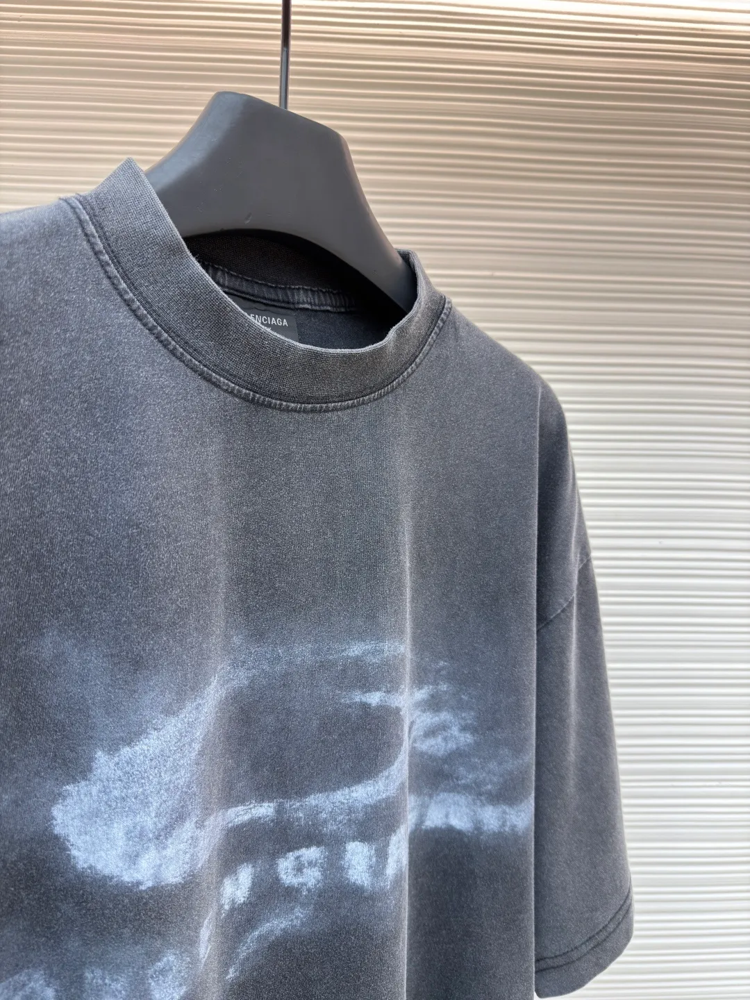 Balenciaga smoke washed short sleeves ●Original version: purchased and developed by 3381 ●Item number: 1682446-A20 ●Fabric: plant batik double yarn cotton fabric ●Technology: washed production ●Color: gray ●Version: loose fit ●Weight: about 270 grams ●Size: XS-S-M-L ●Description: The fabric is made of 220 grams of plant-based batik double yarn cotton. After washing, the surface has a delicate fluffy feel, and it feels like it is wrapped in a layer of soft velvet. The fabric has slight texture wrinkles. The chest printing uses an imported Brother white ink machine - the restored letters and rings have a "smudged raw edge" and the overall old-fashioned feel is completely integrated. It is low-key from a distance and full of details when viewed up close. Deliberately carried out heavy fermentation washing + stone grinding process: the overall color is "charcoal gray background + irregular gray and white stains". The oversize slightly dropped shoulder version has a shoulder line 2cm wider than the regular style, which can hide the shoulder width and body fat without dragging like a "sack"; the length of the dress just covers the hip bones, and can be worn with shorts to expose the waist or jeans to cover the flesh, making it look casual and relaxed for all body types. The overall wiring is straight and delicate, the fabric is comfortable and soft, and the color is consistent without color difference. It can be matched with the same style to create a fashionable look and control various occasions. Customized accessories, complete with three standards, same style for men and women!