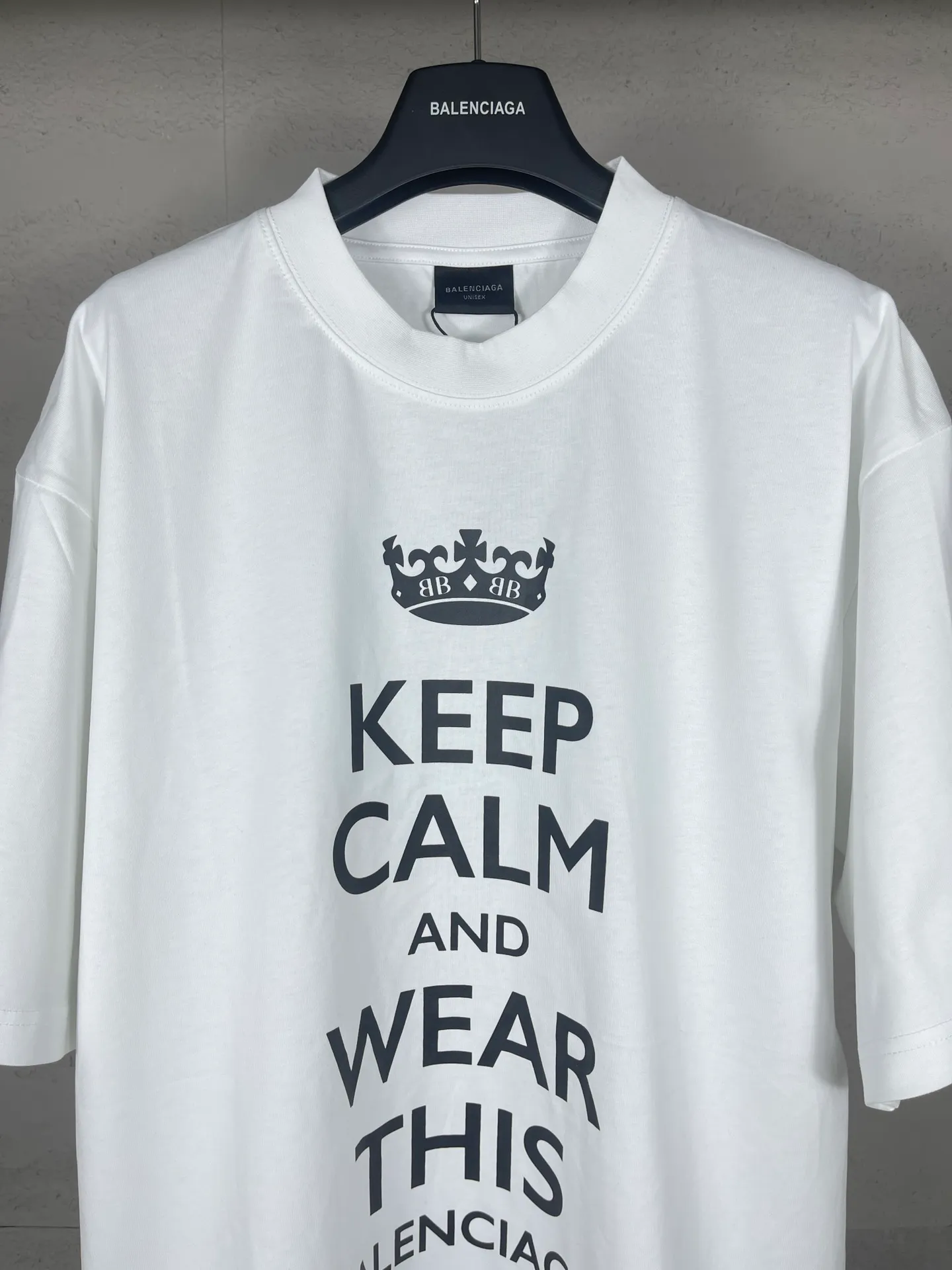 🅿️180 real photos [Top version. Official website quality] BALENCI*GA/Paris. SS24 latest crown L printed short-sleeved T-shirt. Brick cabinet synchronization. Genuine product developed at the first time, happy to print and compare! The fabric is made of Paris ZP custom-woven and dyed cotton double yarn. Weighing 260 grams, the cloth surface is clean. The cloth pattern is clear, soft and comfortable, and the threads are dyed with no color difference. The printing uses environmentally friendly imported materials. The letters are clear and the effect is three-dimensional. The version adopts OS loose shoulder design. Same style for men and women. Code: BL223607 Color: black, red, white Size: XS S M L