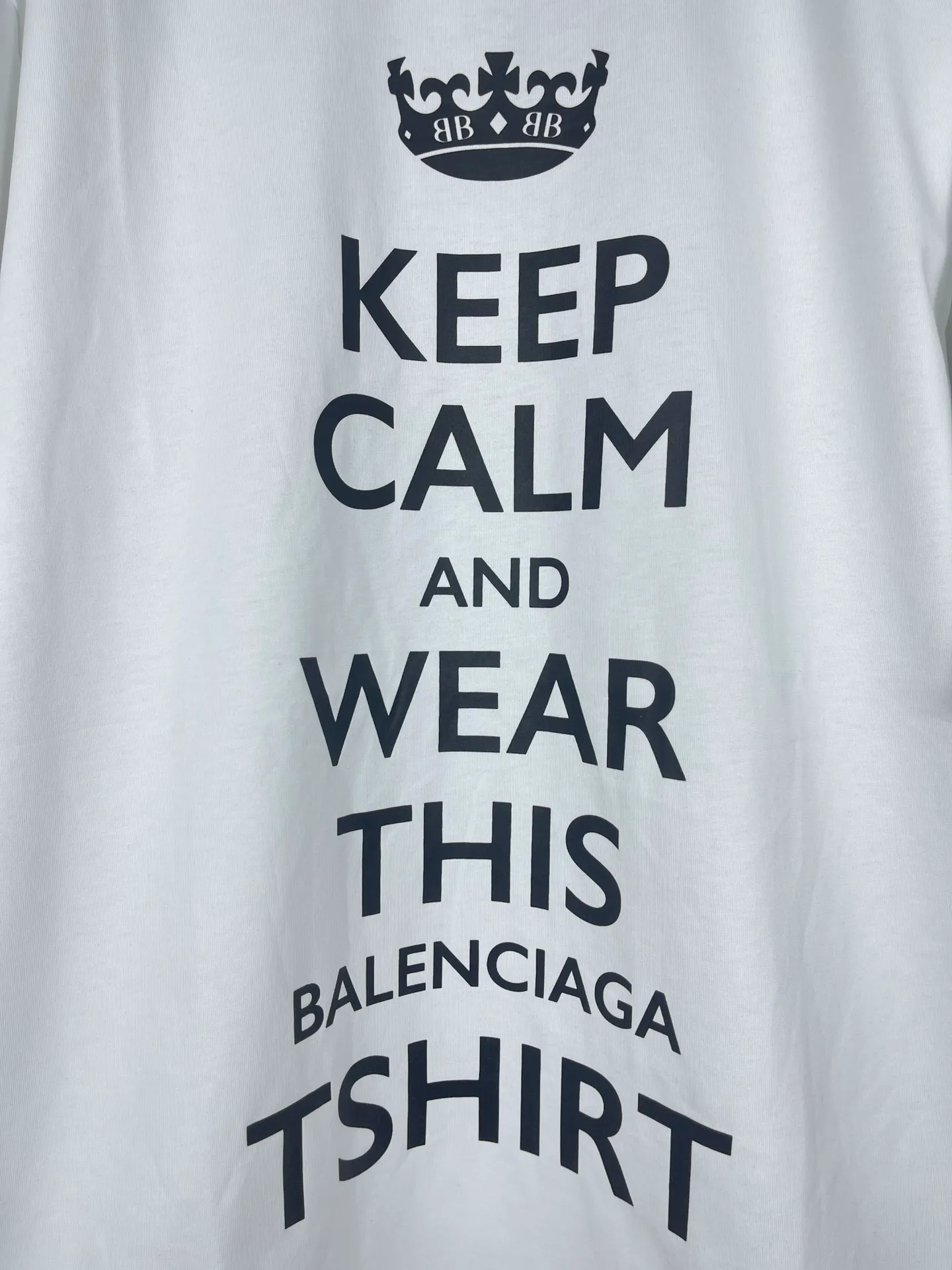 🅿️180 real photos [Top version. Official website quality] BALENCI*GA/Paris. SS24 latest crown L printed short-sleeved T-shirt. Brick cabinet synchronization. Genuine product developed at the first time, happy to print and compare! The fabric is made of Paris ZP custom-woven and dyed cotton double yarn. Weighing 260 grams, the cloth surface is clean. The cloth pattern is clear, soft and comfortable, and the threads are dyed with no color difference. The printing uses environmentally friendly imported materials. The letters are clear and the effect is three-dimensional. The version adopts OS loose shoulder design. Same style for men and women. Code: BL223607 Color: black, red, white Size: XS S M L