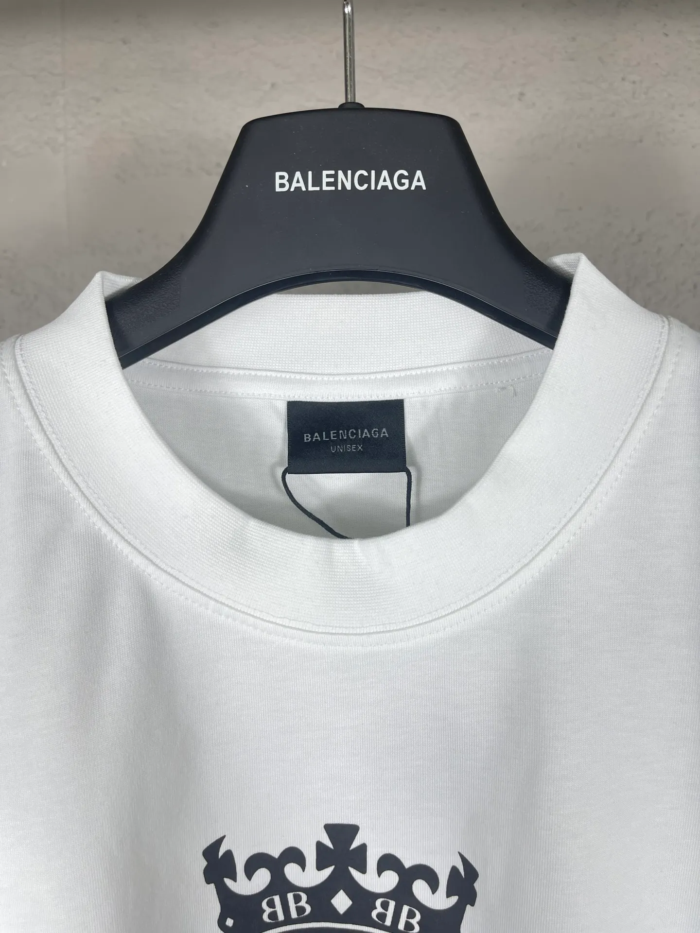 🅿️180 real photos [Top version. Official website quality] BALENCI*GA/Paris. SS24 latest crown L printed short-sleeved T-shirt. Brick cabinet synchronization. Genuine product developed at the first time, happy to print and compare! The fabric is made of Paris ZP custom-woven and dyed cotton double yarn. Weighing 260 grams, the cloth surface is clean. The cloth pattern is clear, soft and comfortable, and the threads are dyed with no color difference. The printing uses environmentally friendly imported materials. The letters are clear and the effect is three-dimensional. The version adopts OS loose shoulder design. Same style for men and women. Code: BL223607 Color: black, red, white Size: XS S M L