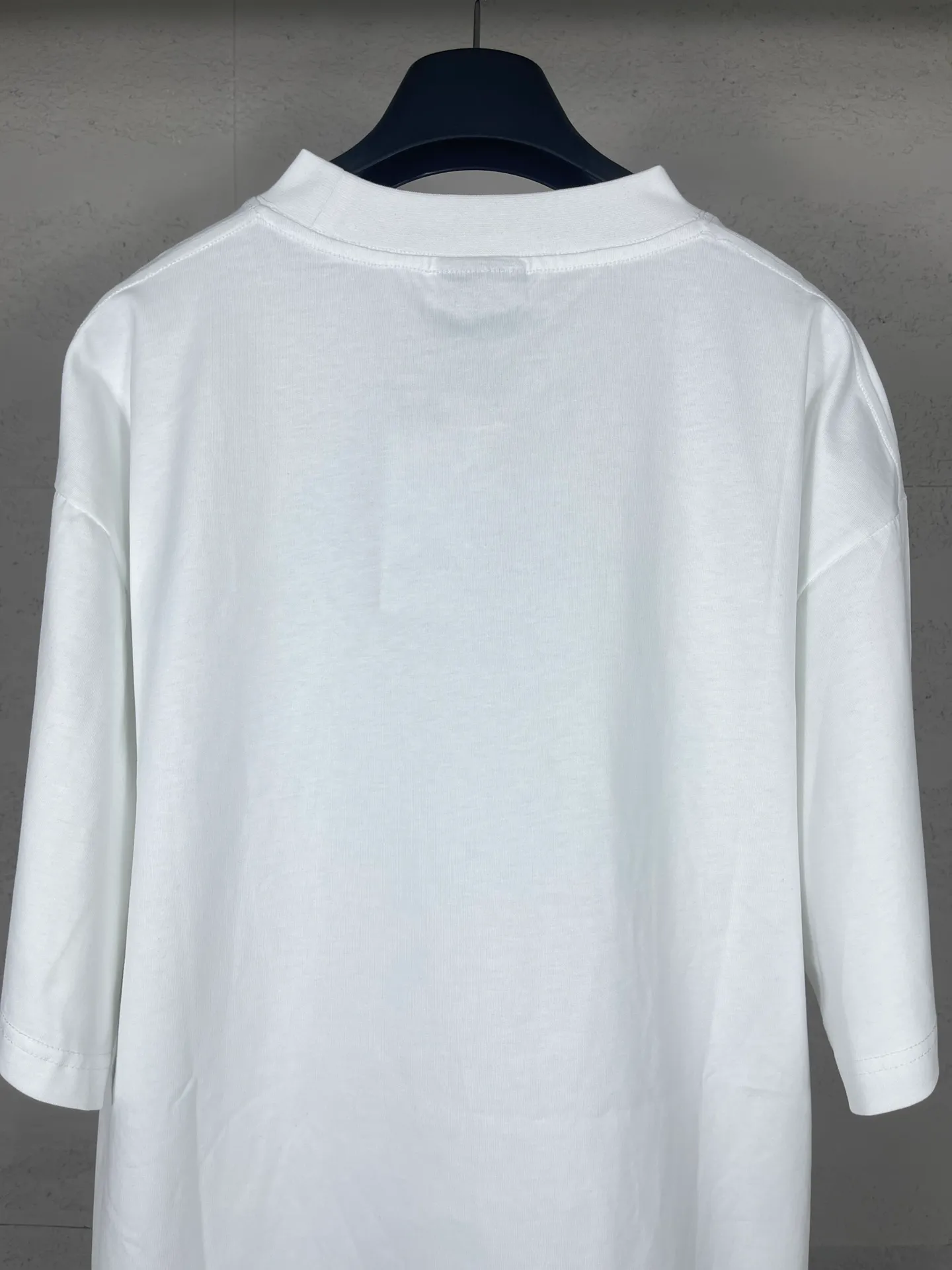 🅿️180 real photos [Top version. Official website quality] BALENCI*GA/Paris. SS24 latest crown L printed short-sleeved T-shirt. Brick cabinet synchronization. Genuine product developed at the first time, happy to print and compare! The fabric is made of Paris ZP custom-woven and dyed cotton double yarn. Weighing 260 grams, the cloth surface is clean. The cloth pattern is clear, soft and comfortable, and the threads are dyed with no color difference. The printing uses environmentally friendly imported materials. The letters are clear and the effect is three-dimensional. The version adopts OS loose shoulder design. Same style for men and women. Code: BL223607 Color: black, red, white Size: XS S M L